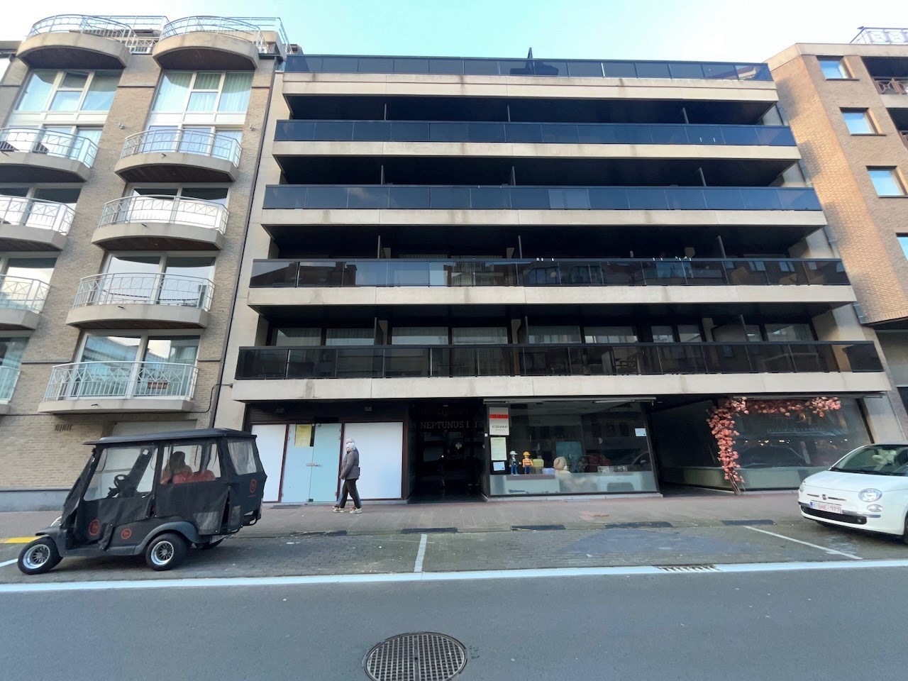 Rez-de-chauss&#233;e commercial &#224; 20m &#224; pied de l&#39;avenue Lippens &#224; Knokke, situ&#233; entre la place Rubens et la place Van Bunnen. 