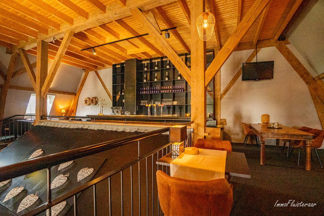 Characterful property with numerous professional possibilities. 