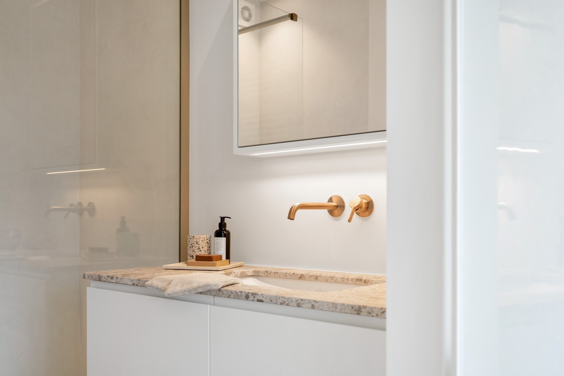 Appartement enti&#232;rement r&#233;nov&#233; b&#233;n&#233;ficiant d&#39;une vue panoramique sur la digue de Duinbergen ! (possibilit&#233; d&#39;achat d&#39;un garage) 