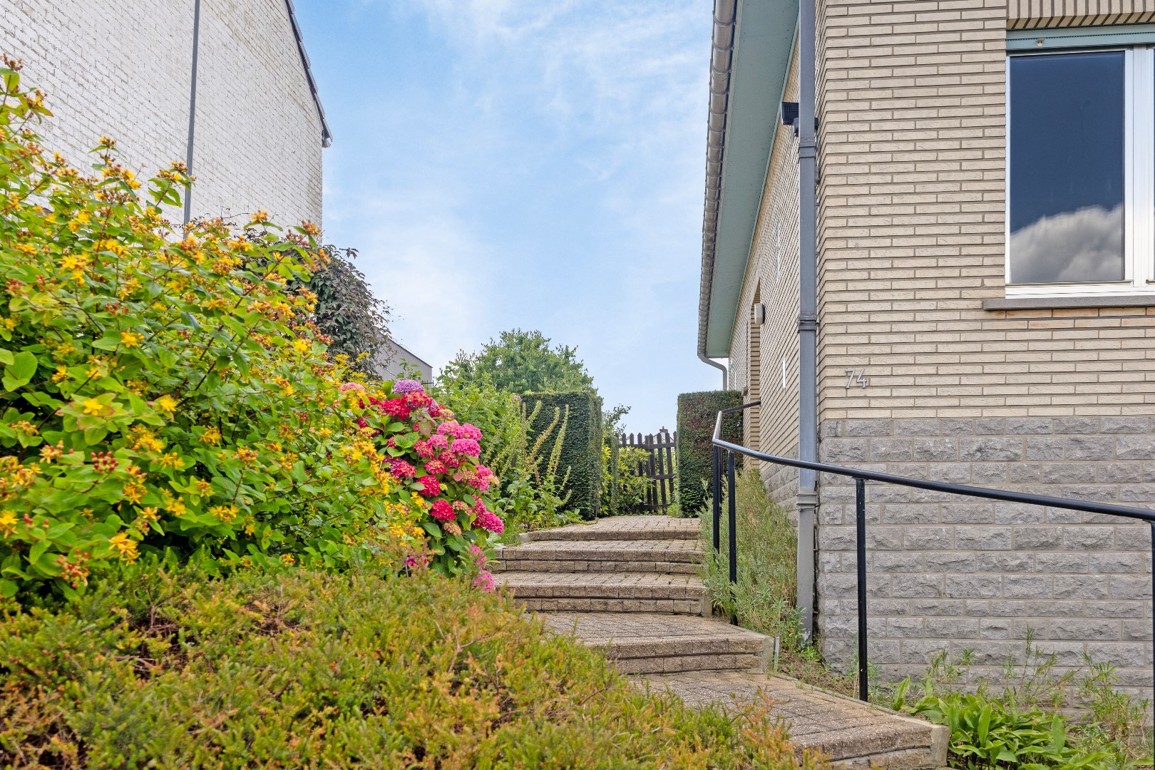 Bungalow &#224; r&#233;nover avec 2 &#224; 3 chambres, garage spacieux et jardin orient&#233; sud-ouest 