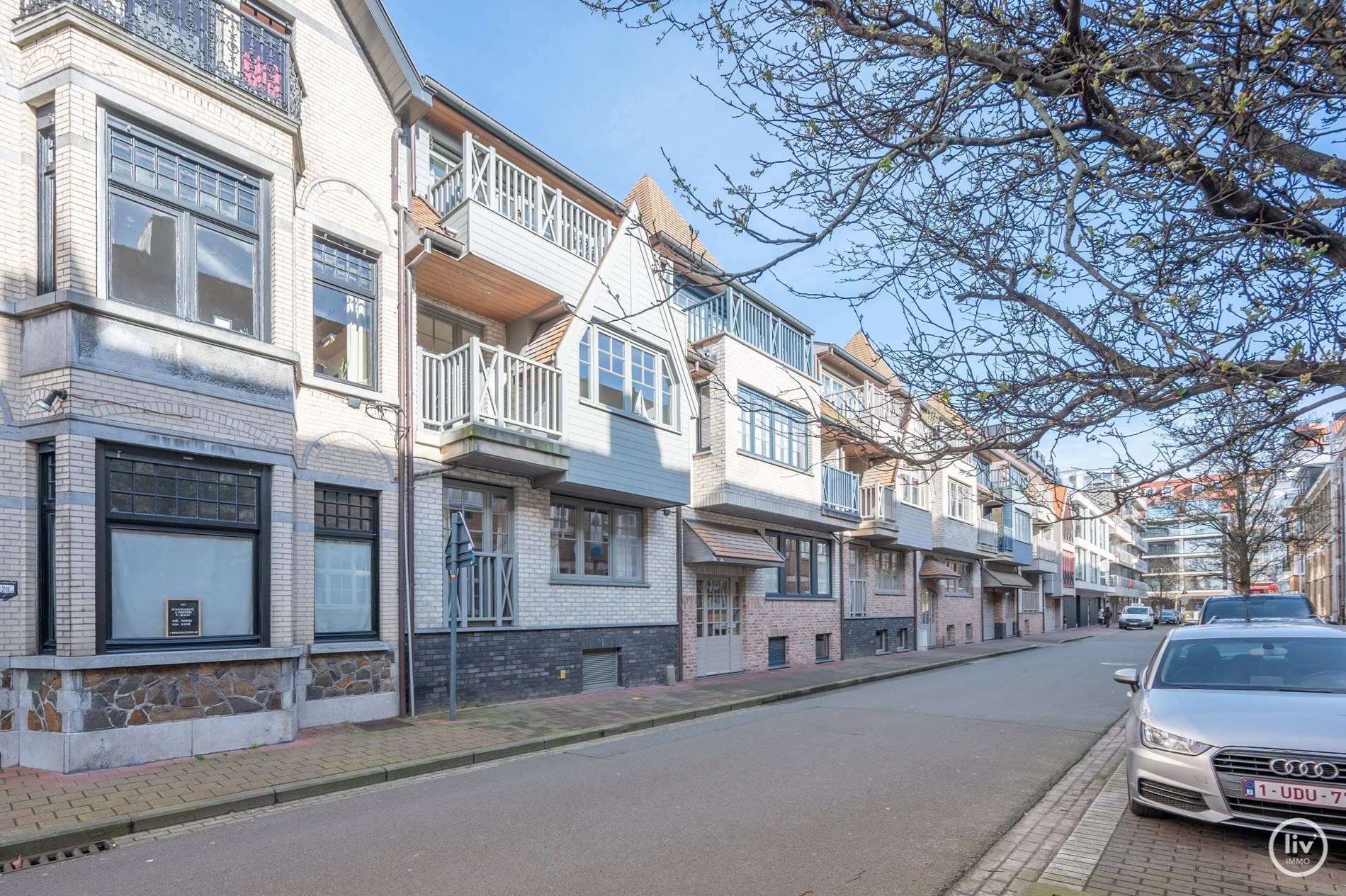 Duplex confortable avec de belles terrasses situ&#233; dans un b&#226;timent r&#233;cent pr&#232;s de l&#39;avenue Lippens &#224; Knokke. 
