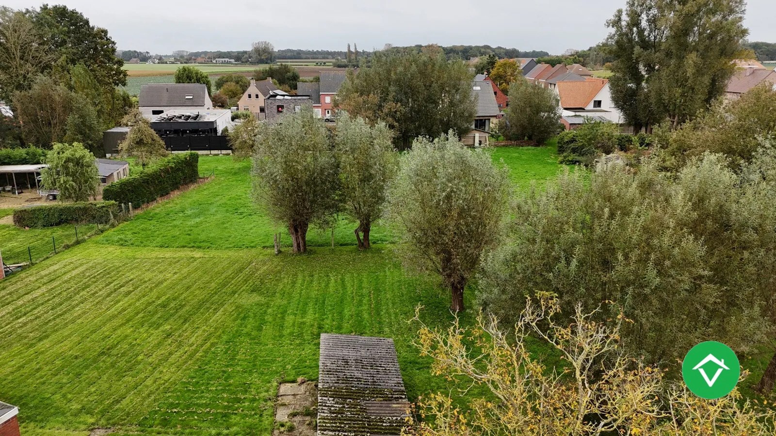 Te renoveren woning met 3  slaapkamers en bijhorend stuk grond te Koekelare 
