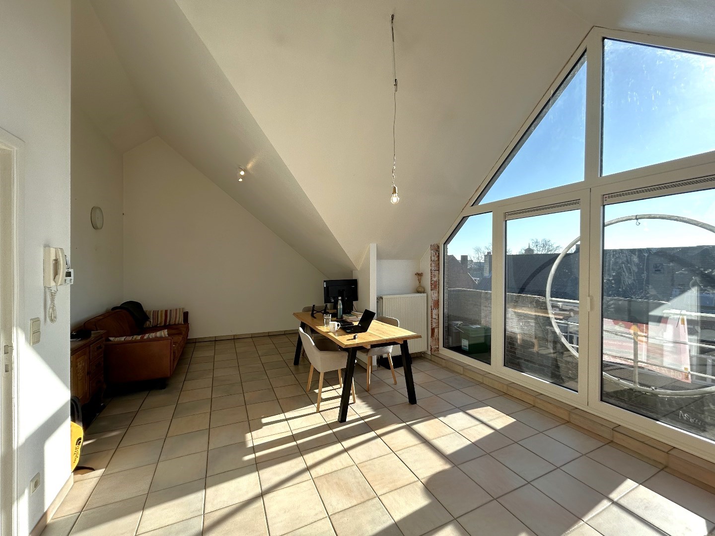 Instapklaar dakappartement met groot terras in het centrum van Geel 