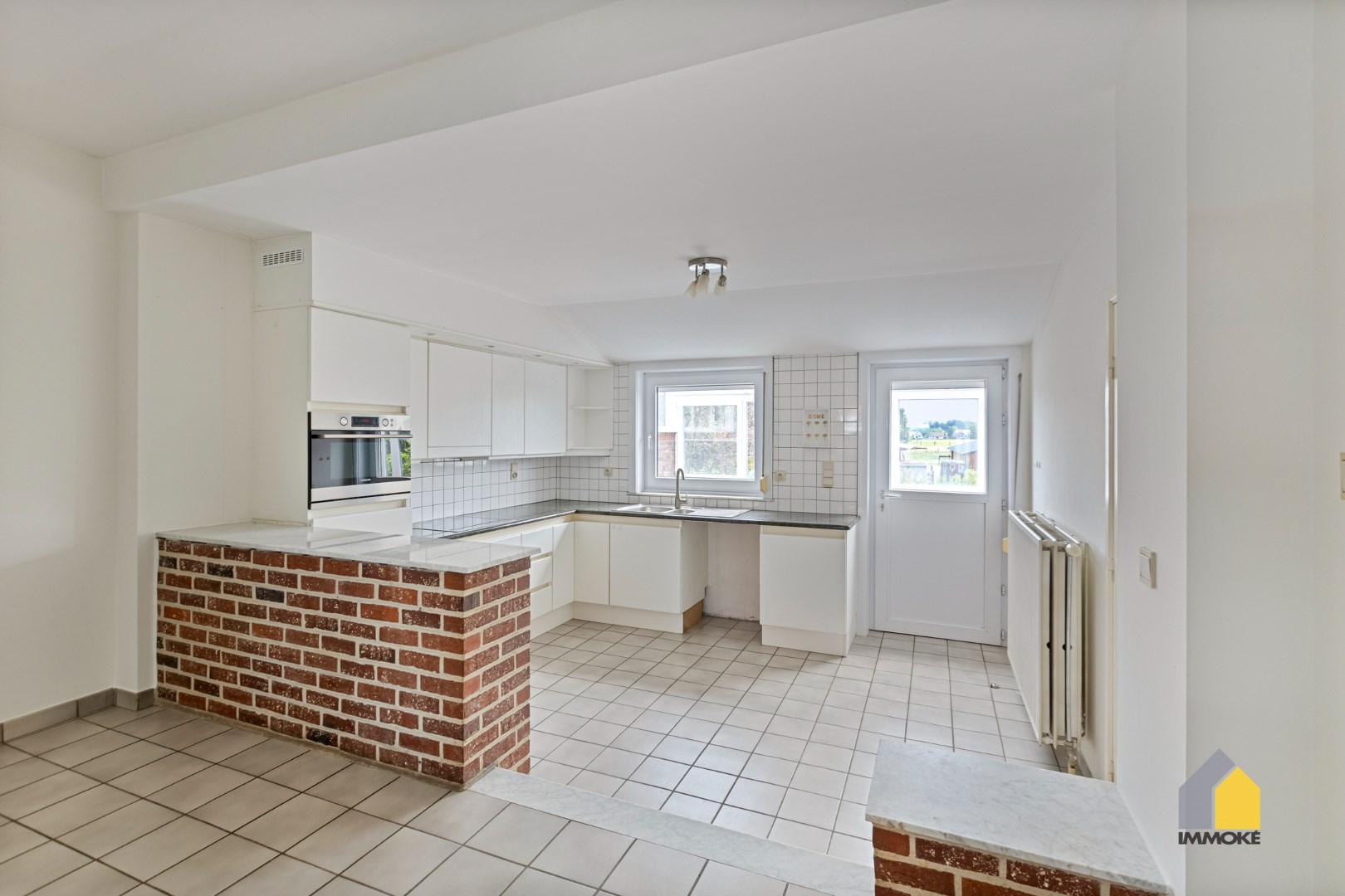 Halfvrijstaande woning met 3 slpks en grote polyvalente ruimte op perceel van 5 a 25 ca. 