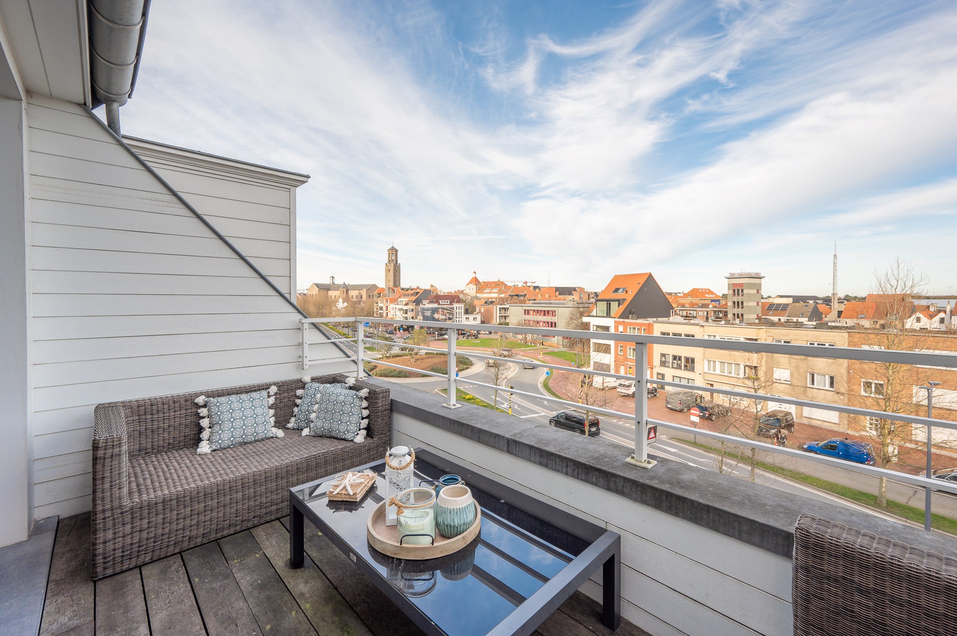 Appartement lumineux avec une finition de haute qualit&#233;, 2 chambres et une grande terrasse, situ&#233; dans la r&#233;sidence Promenade au niveau de Duinenwater &#224; quelques minutes du centre de Knokke. 