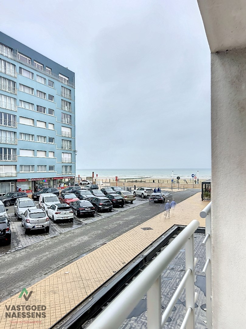 Studio lumineux &#224; r&#233;nover avec vue lat&#233;rale sur la mer 