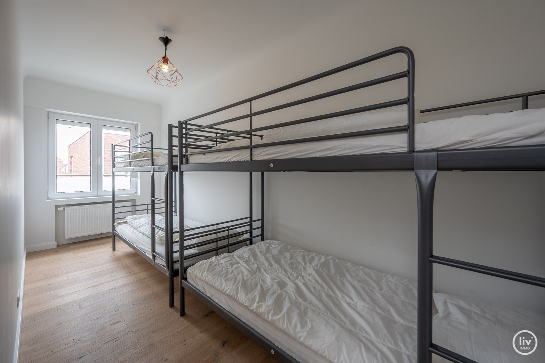 Appartement enti&#232;rement r&#233;nov&#233; avec 3 chambres situ&#233; sur la place Maurice Lippens &#224; Knokke-Heist. 