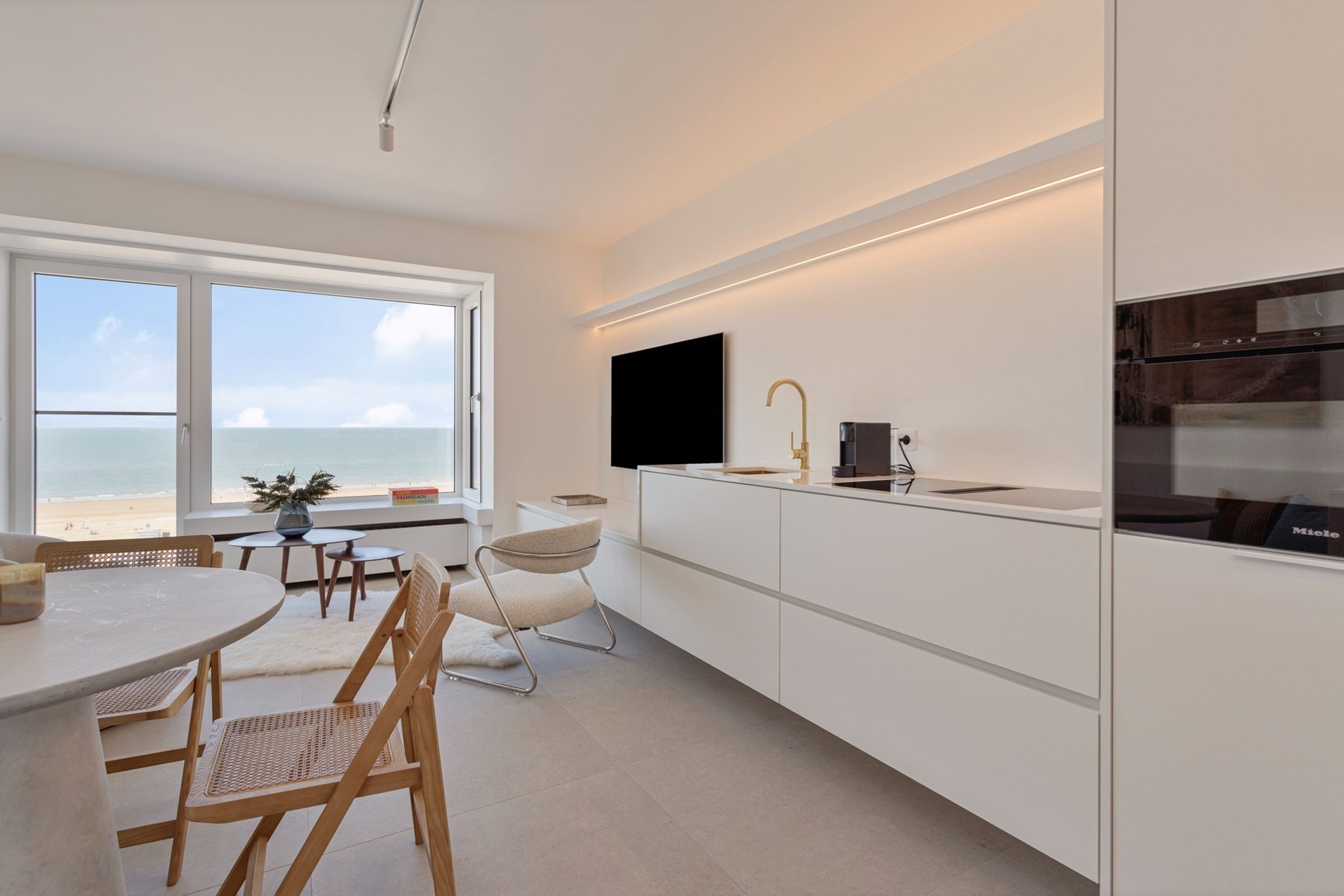 Appartement de vacances confortable et magnifiquement r&#233;nov&#233; avec vue frontale sur la mer. 