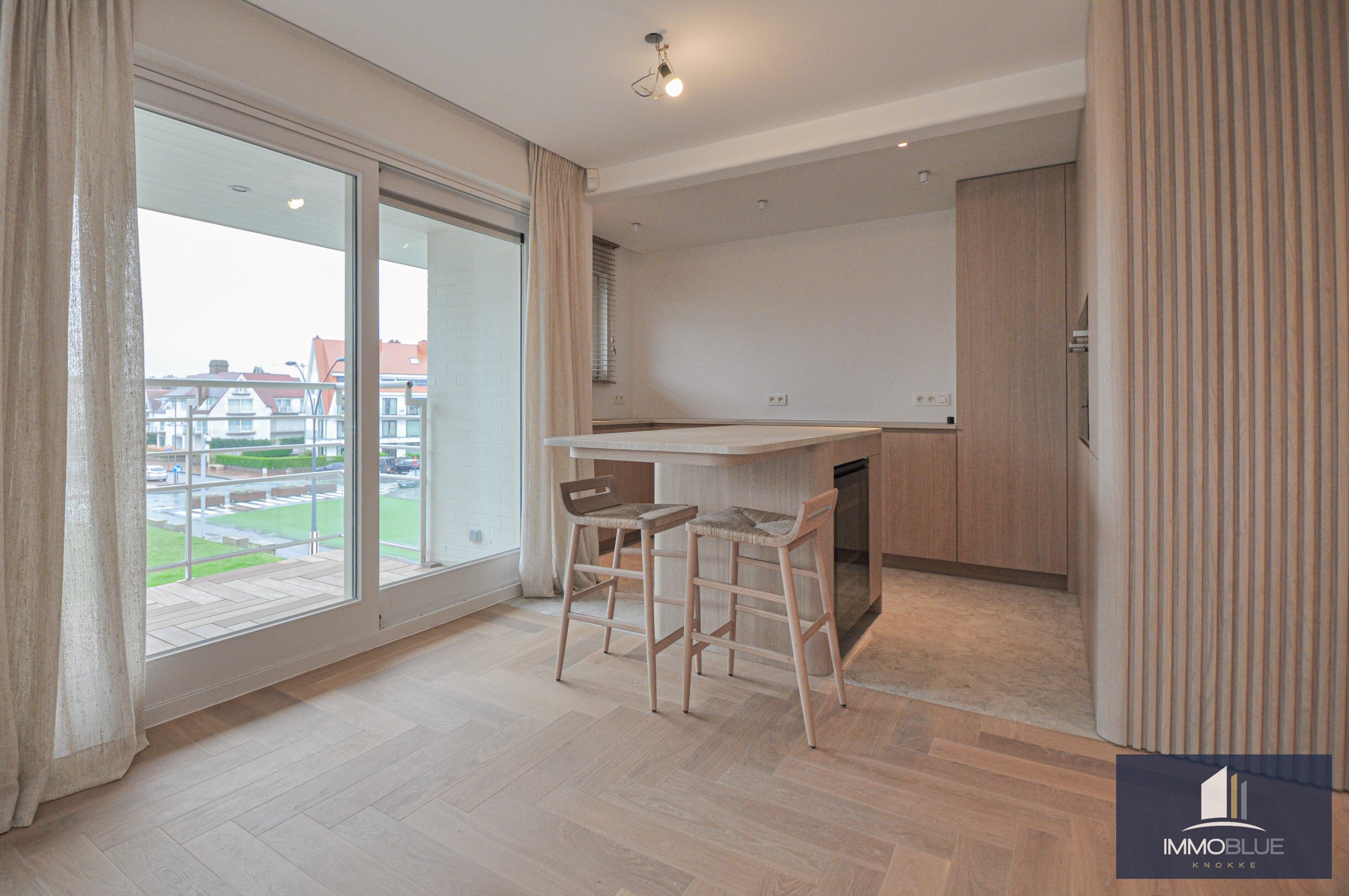 Lichtrijk volledig gerenoveerd appartement met een prachtig open zicht gelegen in een standingvolle villaresidentie. 