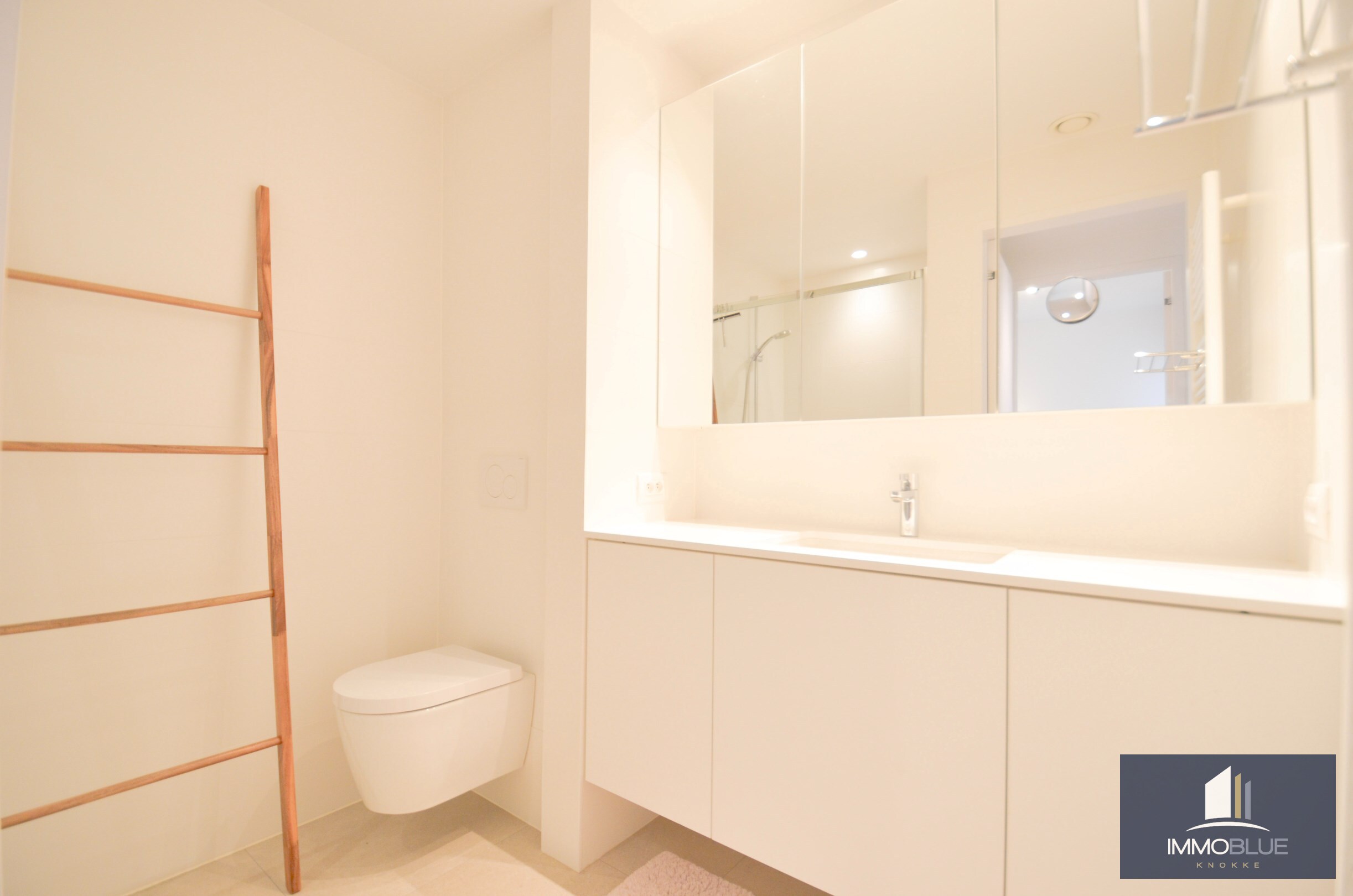Appartement r&#233;cent avec terrasse ensoleill&#233;e situ&#233; en plein centre commercial et &#224; proximit&#233; imm&#233;diate de la plage. 