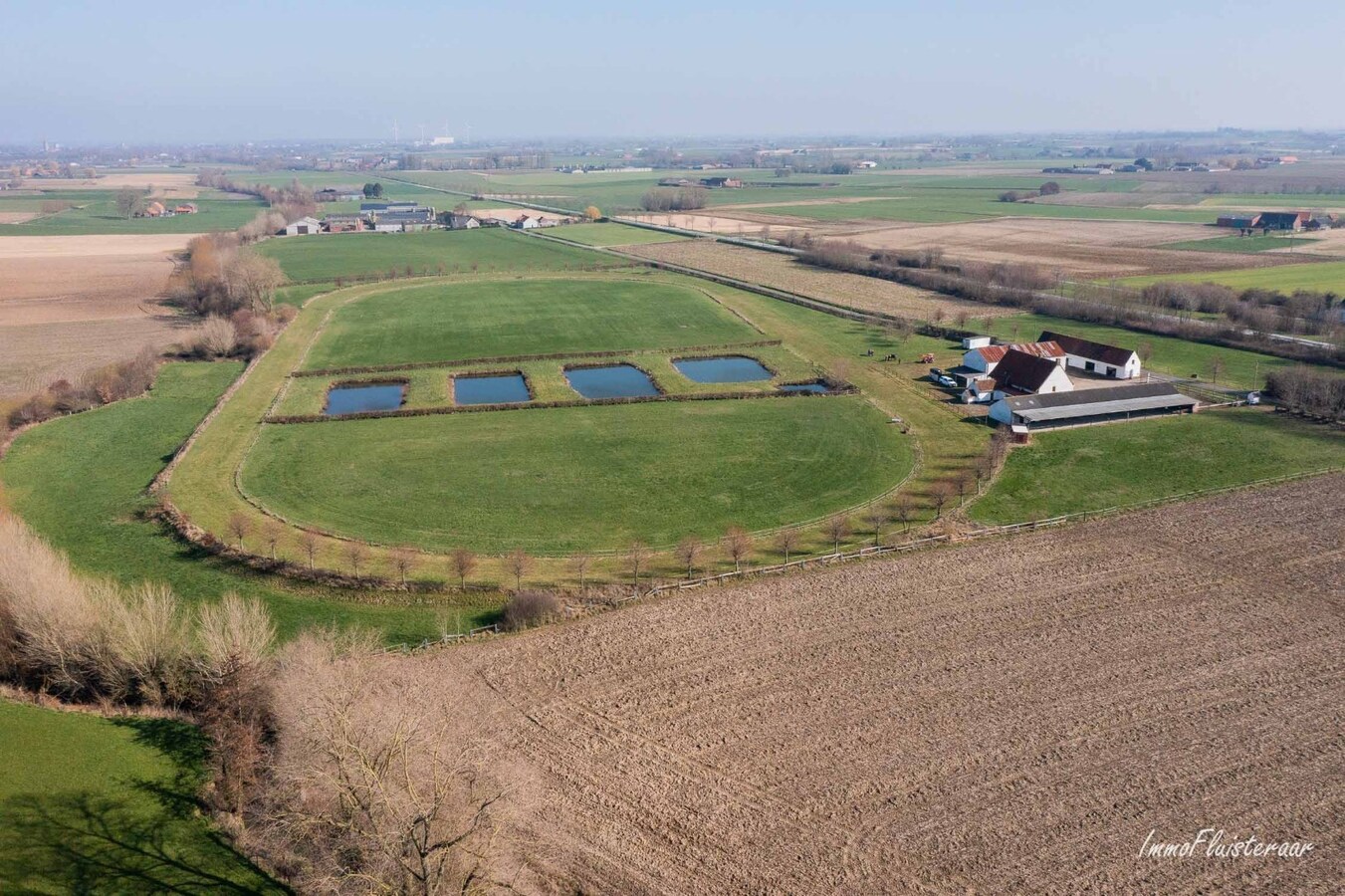 Idyllische en multifunctionele eigendom met stalling, bijgebouwen en renbaan op ca. 7ha 