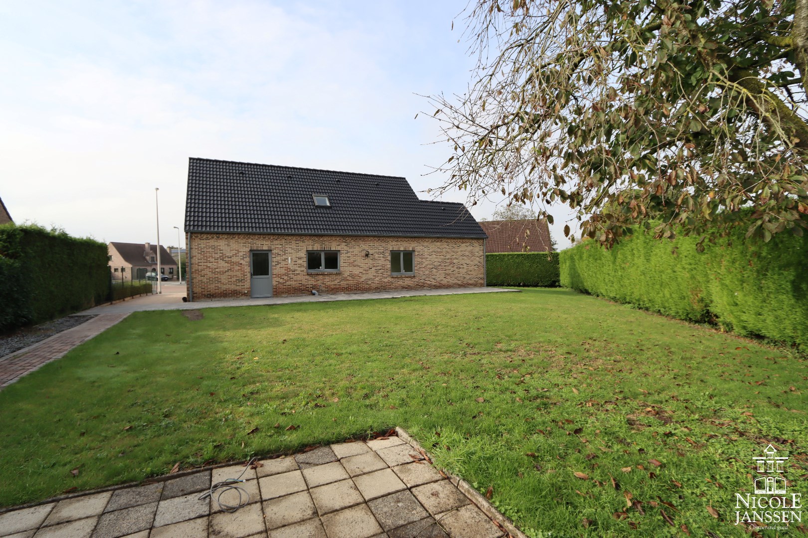 Mooie gezinswoning met drie slaapkamers, inpandige garage en tuin in een aangename woonomgeving 