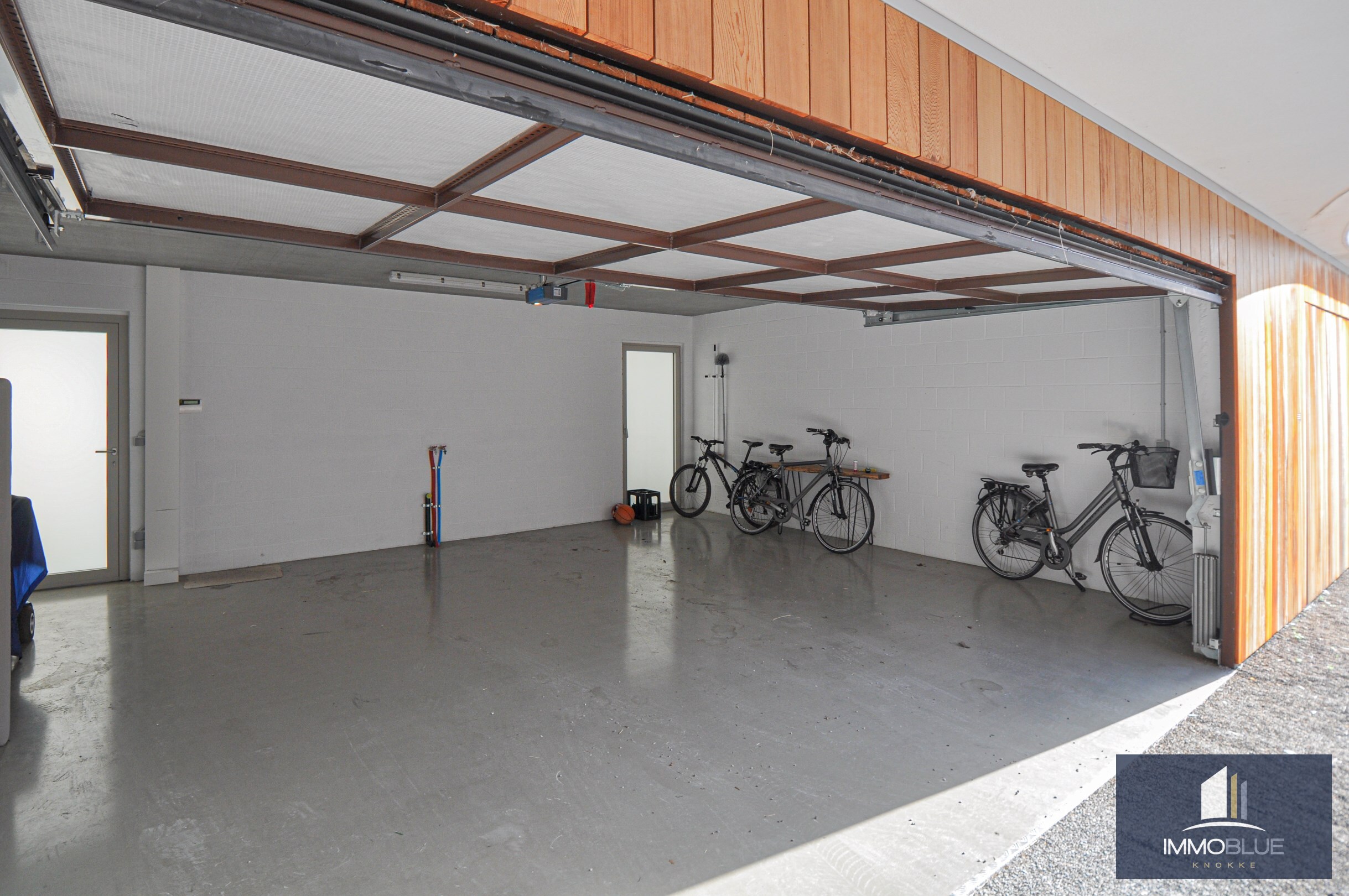 Subliem, luxueus tuinappartement met dubbele garage, rustig gelegen in een standingvolle residentie. 