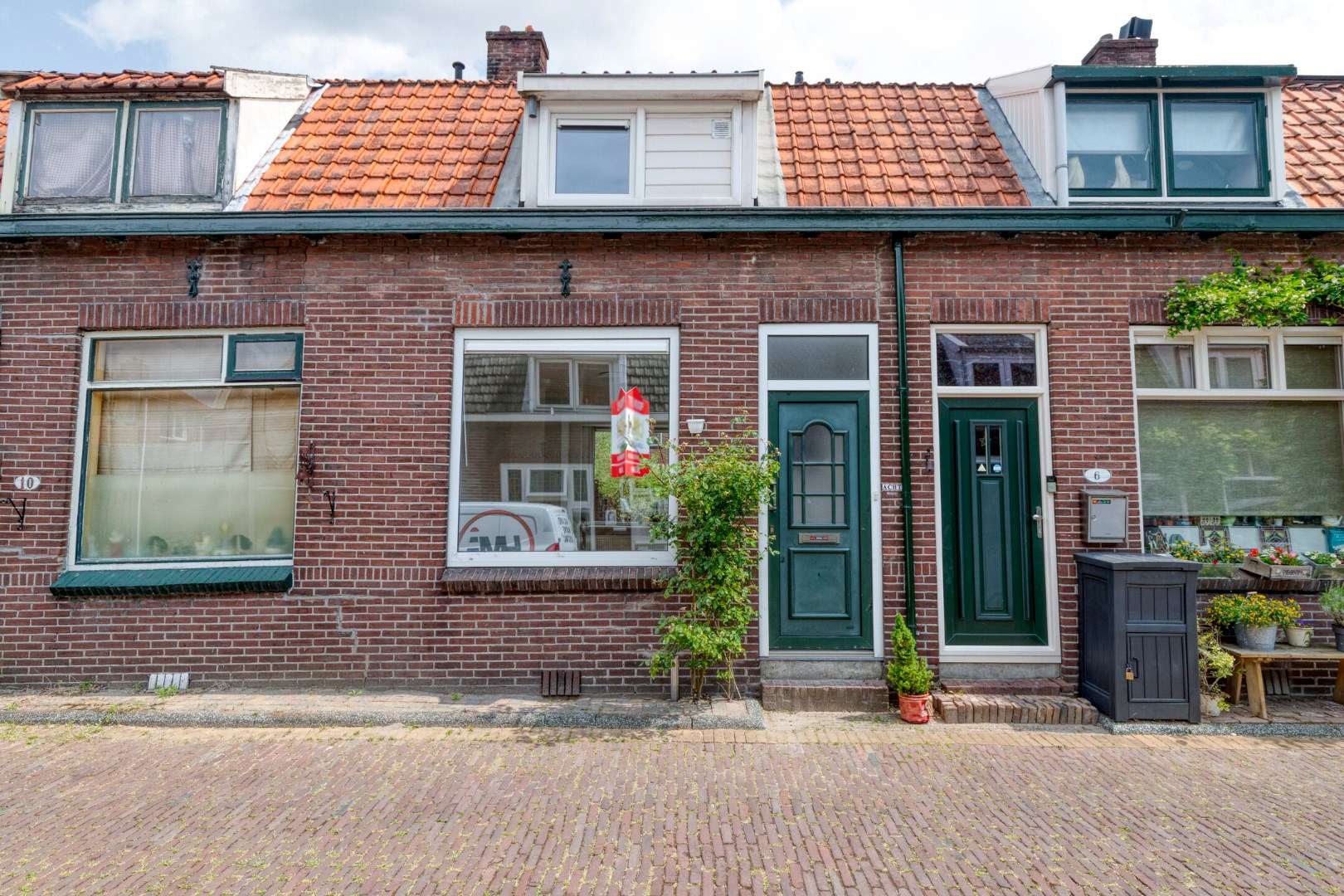 Charmante en knusse uitgebouwde jaren &#39;30 woning met tuin met kunststof kozijnen en gelegen op eigen grond! 