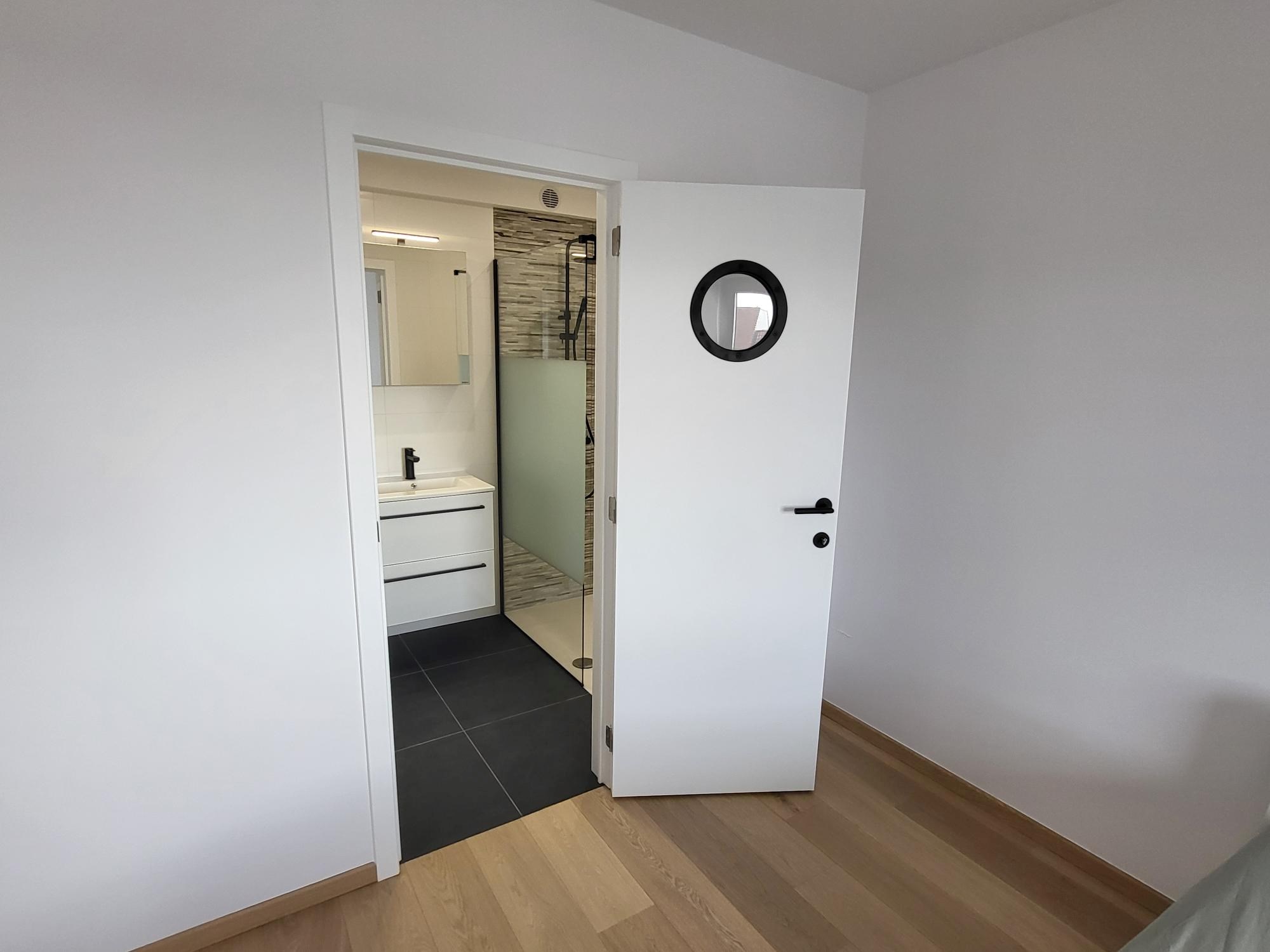 Zonnig Appartement met 2 Slaapkamers vlak bij de Zeedijk te Heist. 