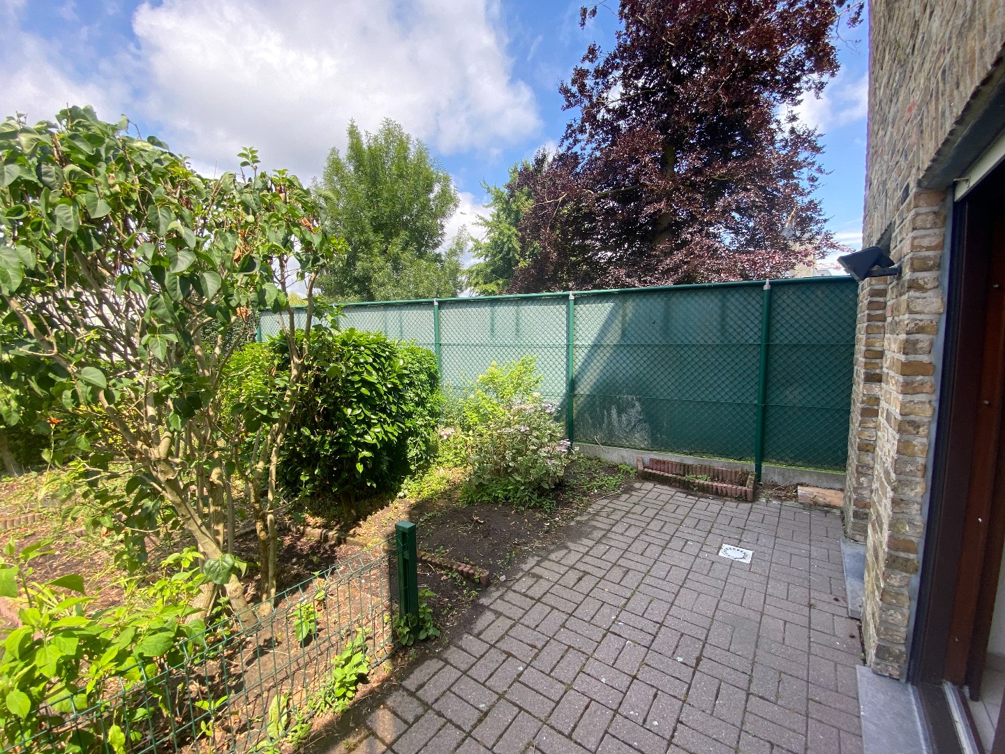 Geliijkvloers appartement met garage en tuin in het centrum van Sint-Eloois-Vijve 