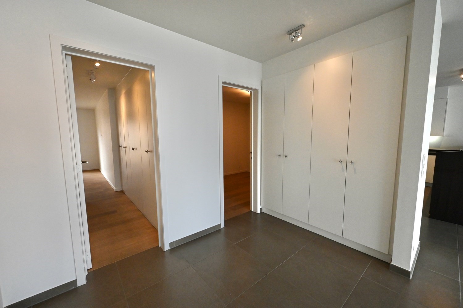 ONGEMEUBELD - Woonappartement in een rustige residentie, op de Lippenslaan (10m fa&#231;ade!). 