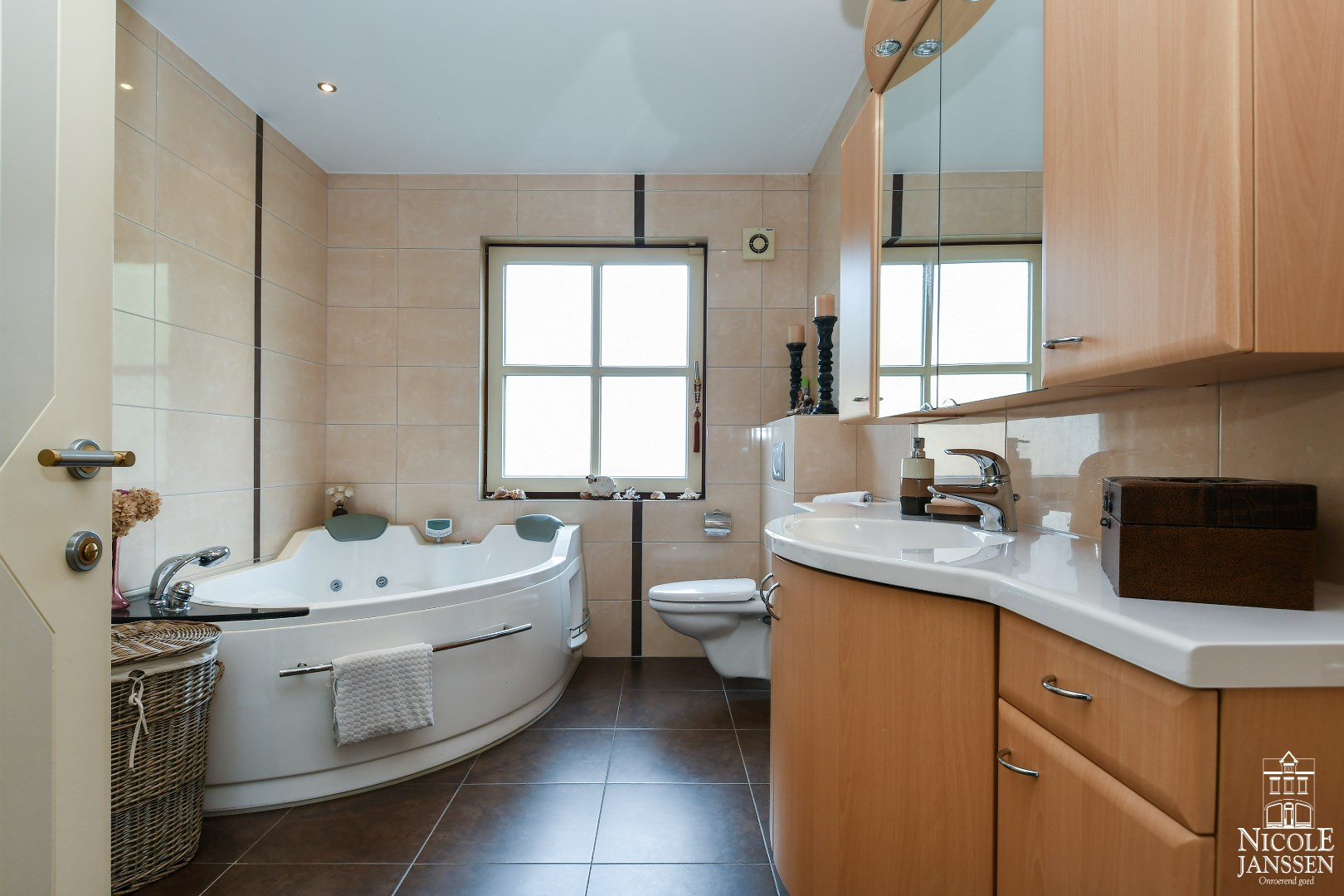 Gelijkvloerse badkamer met wastafel in fraai badkamermeubel