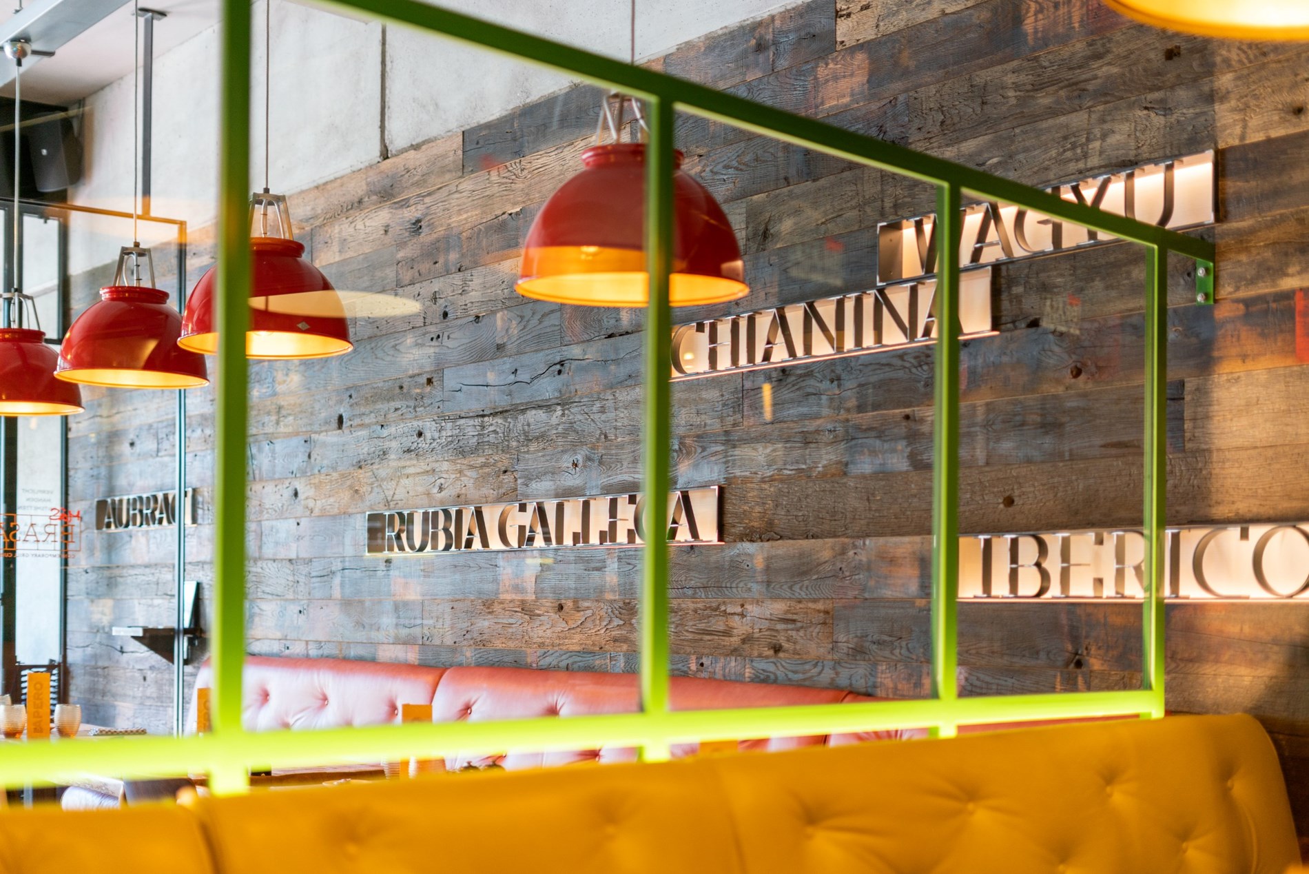 Handelspand te huur – Instapklaar restaurant (volledig uitgerust) in centrum Knokke. 