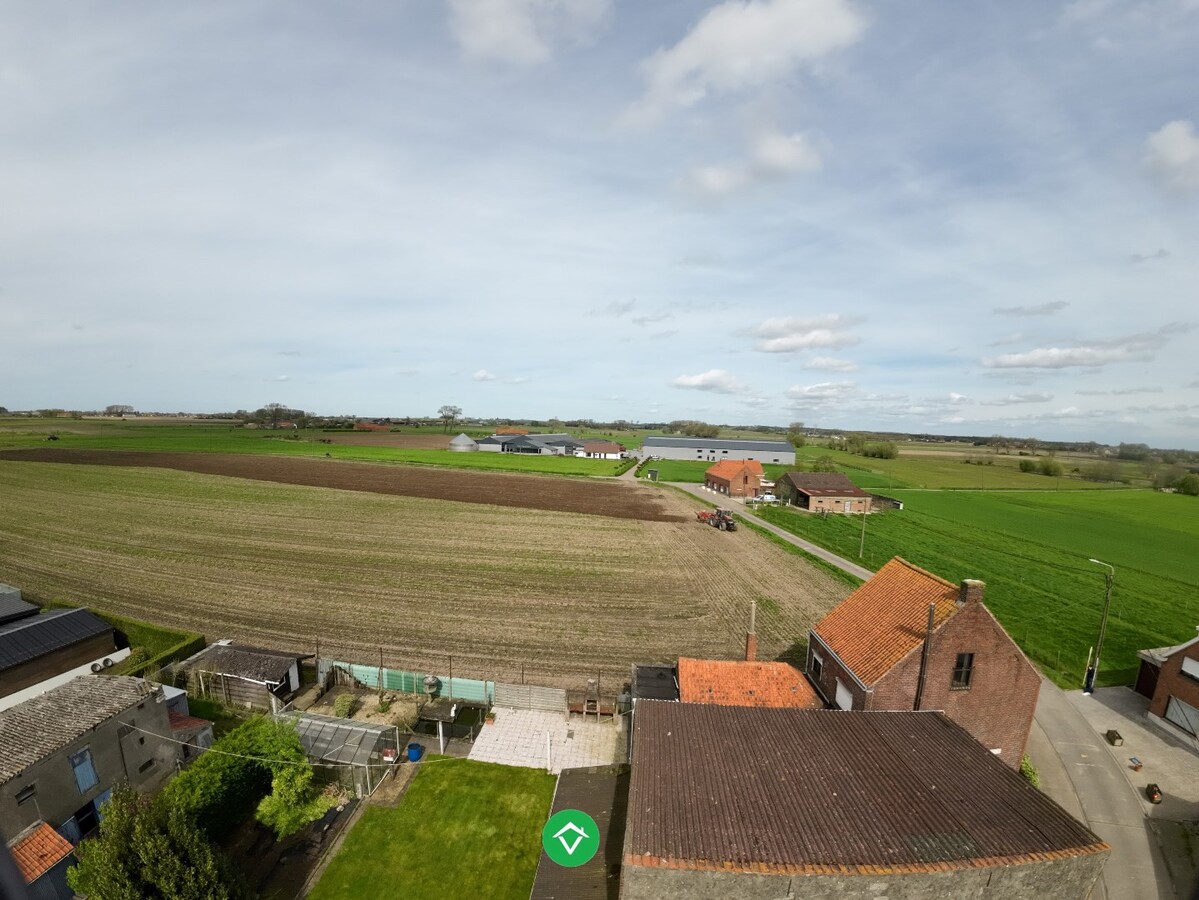 Te renoveren woning met 4 slaapkamers en aanpalende loods in Bovekerke 