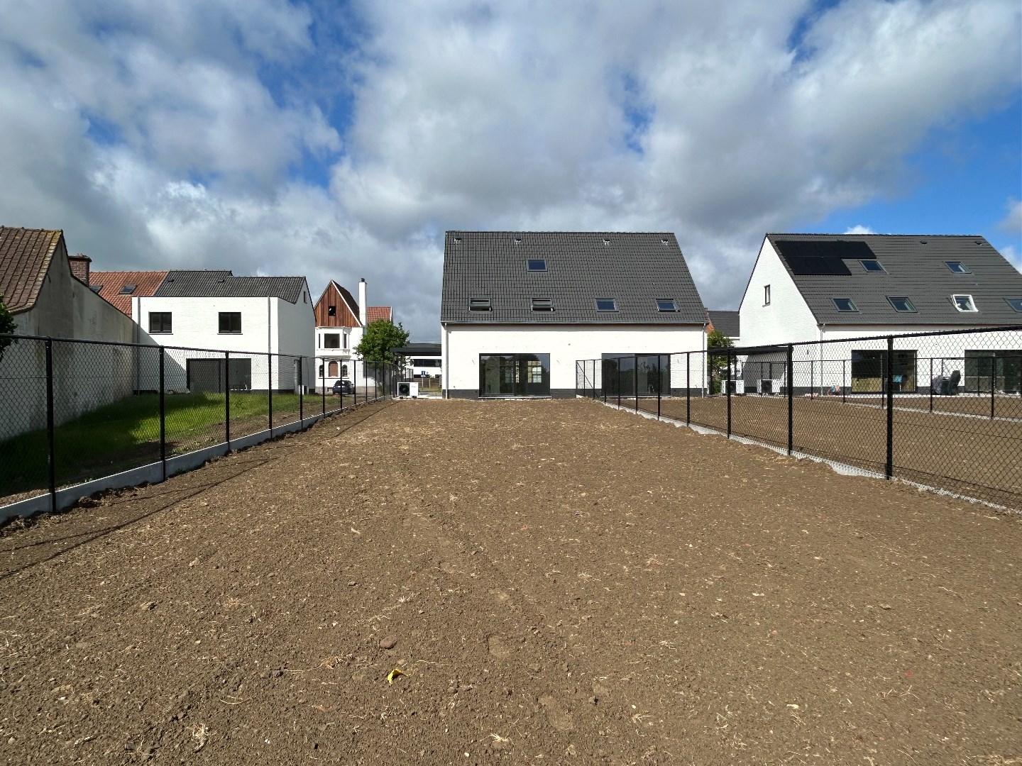 Stijlvolle en ruime nieuwbouwwoning met carport en tuin op 500 m&#178; 