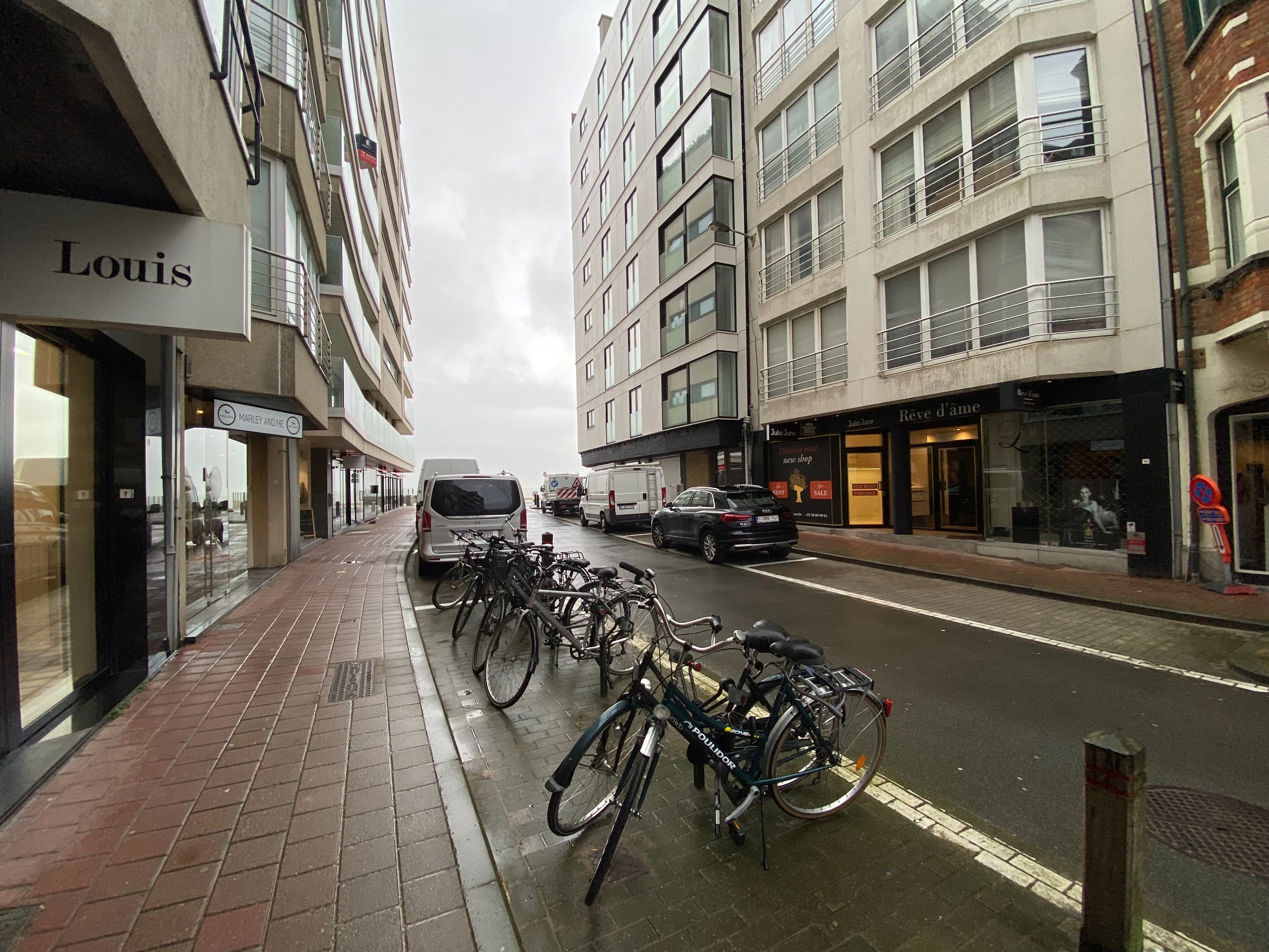 Vernieuwde winkelruimte ideaal gelegen in de Antoine Br&#233;artstraat te Knokke Zoute. 