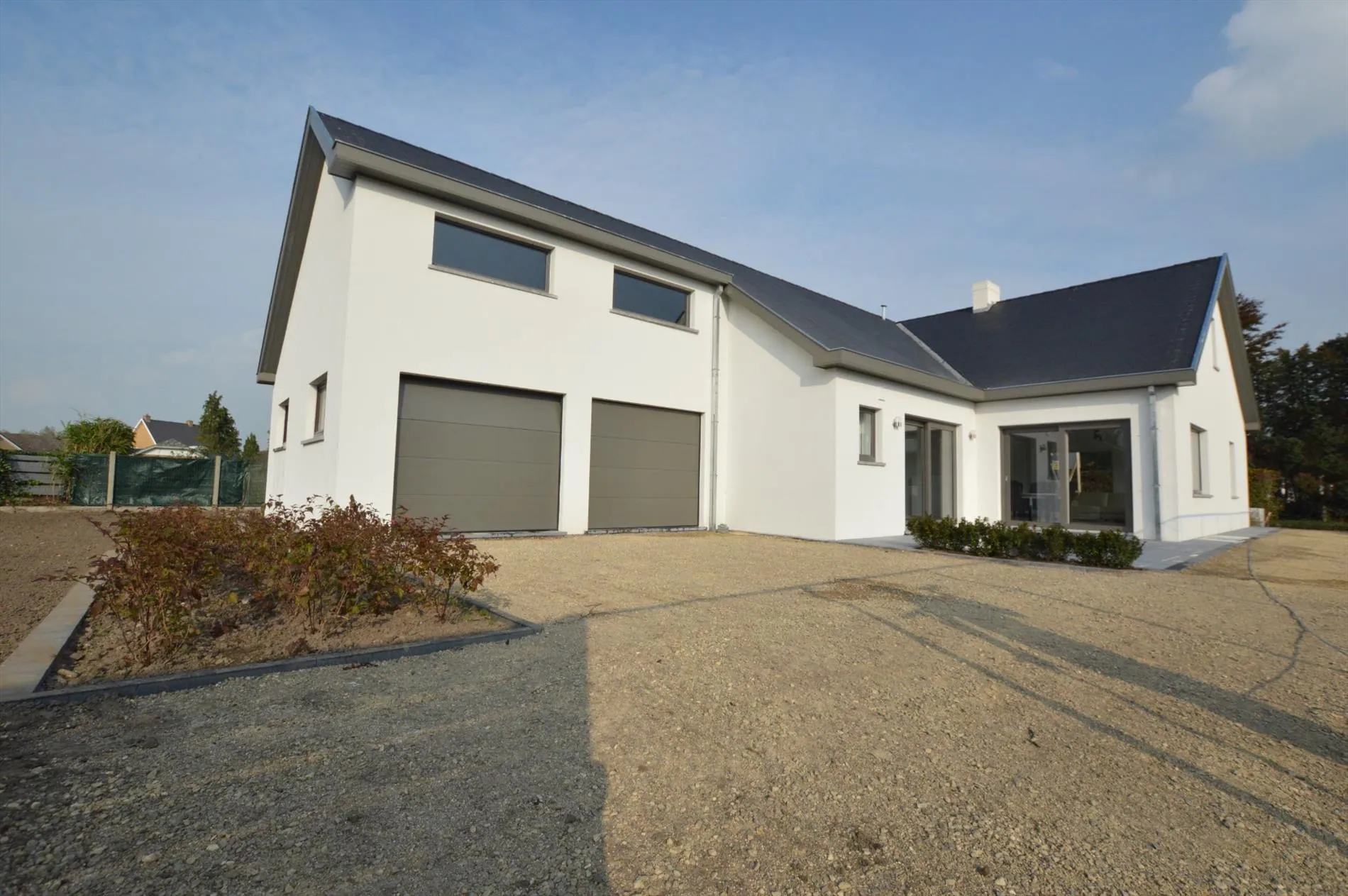 Alleenstaande laagbouwvilla met 3 slpks op 764 m² te Eernegem