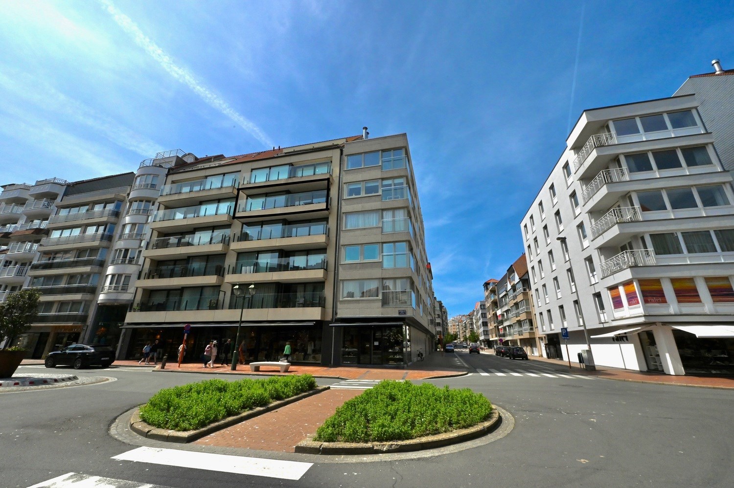 ONGEMEUBELD - Woonappartement in een rustige residentie, op de Lippenslaan (10m fa&#231;ade!). 
