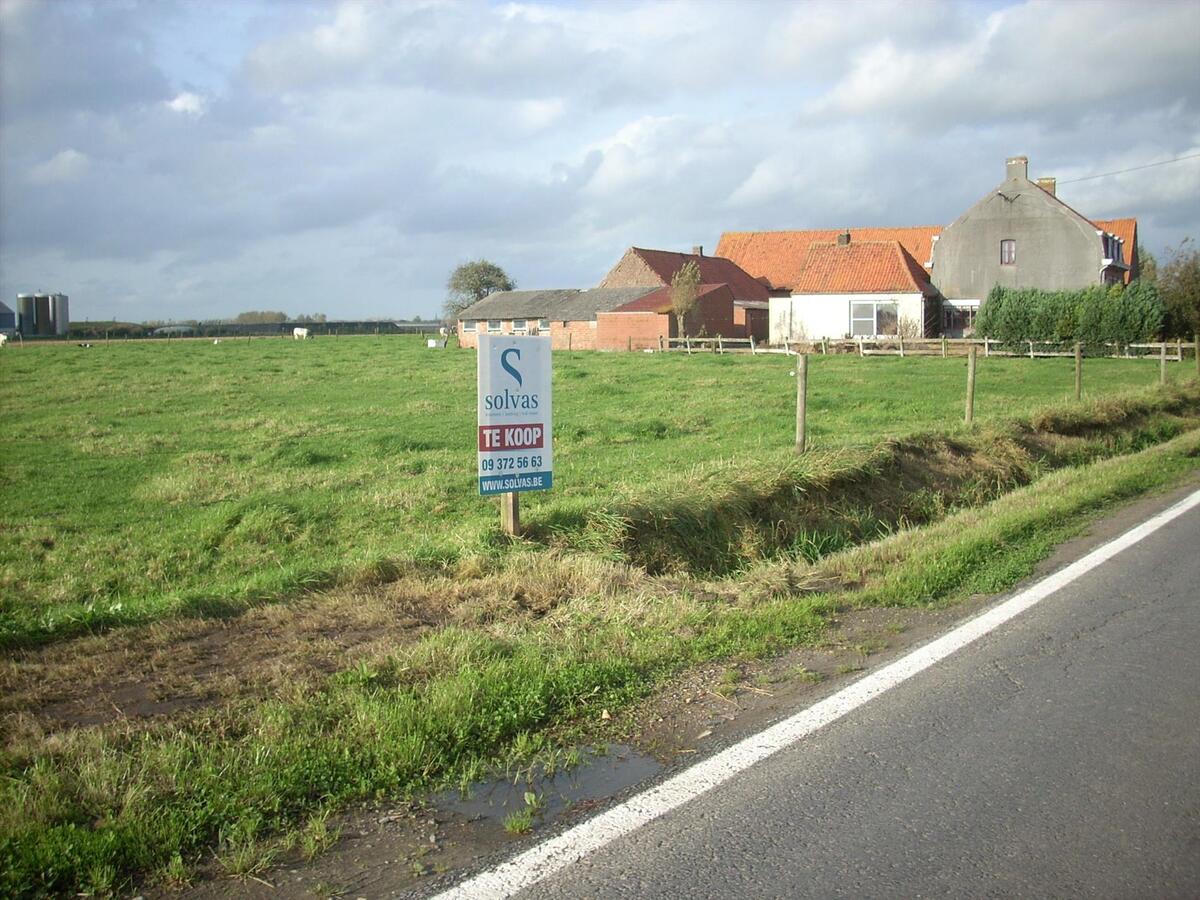 - VERKOCHT - Hoeve op een perceel van 18 000m&#178; te Zomergem 