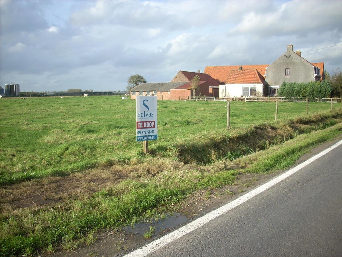 - VERKOCHT - Hoeve op een perceel van 18 000m&#178; te Zomergem 