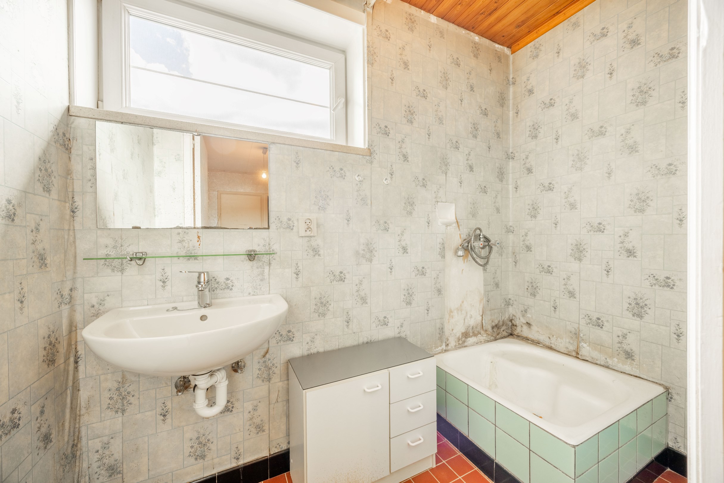 TE RENOVEREN WONING MET GARAGE 