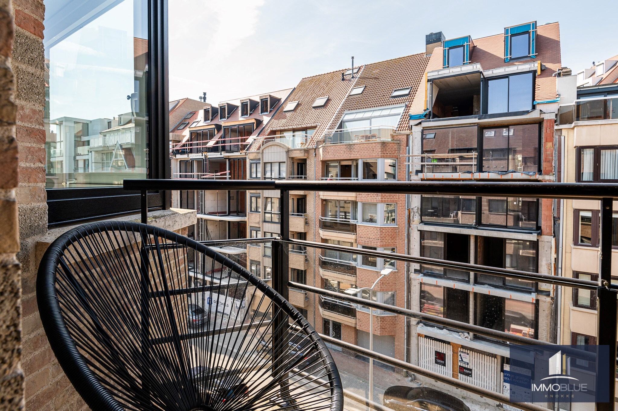 Volledig gerenoveerd appartement afgewerkt met kwalitatieve materialen en met zijdelings zeezicht. 