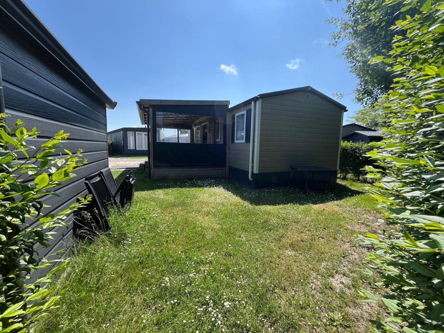 Zeer net, vrijwel nieuw vakantie-chalet (nr. JD12) aan de rand het Vakantiepark In de Bongerd te Oostkapelle, op loopafstand van het gezellige centrum van het dorp en natuurgebied de Manteling met aan 