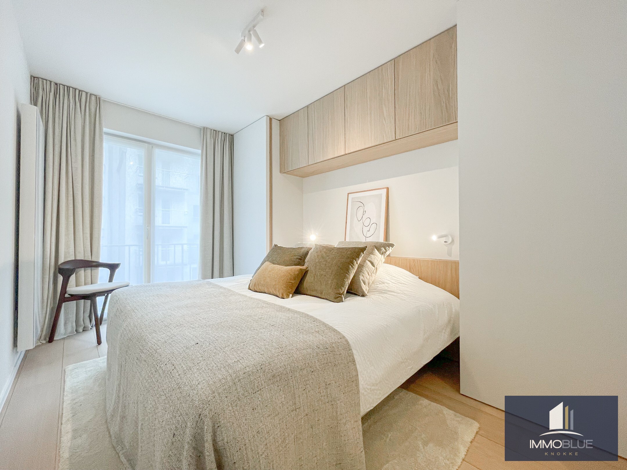 Volledig gerenoveerd, tijdloos appartement met open zicht en een royale gevelbreedte. 