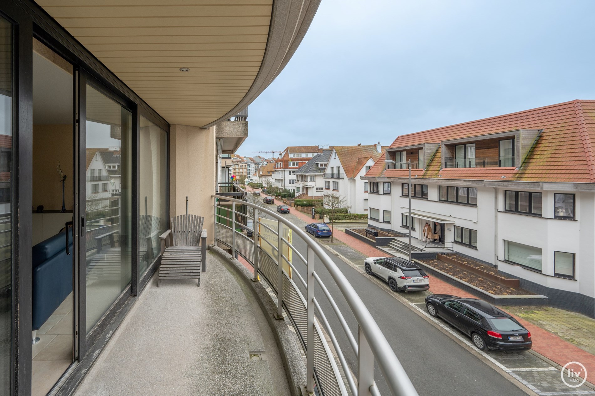 Prachtig zonnig appartement met zijdelings zeezicht en mooi terras vlakbij het Rubensplein te Knokke. 