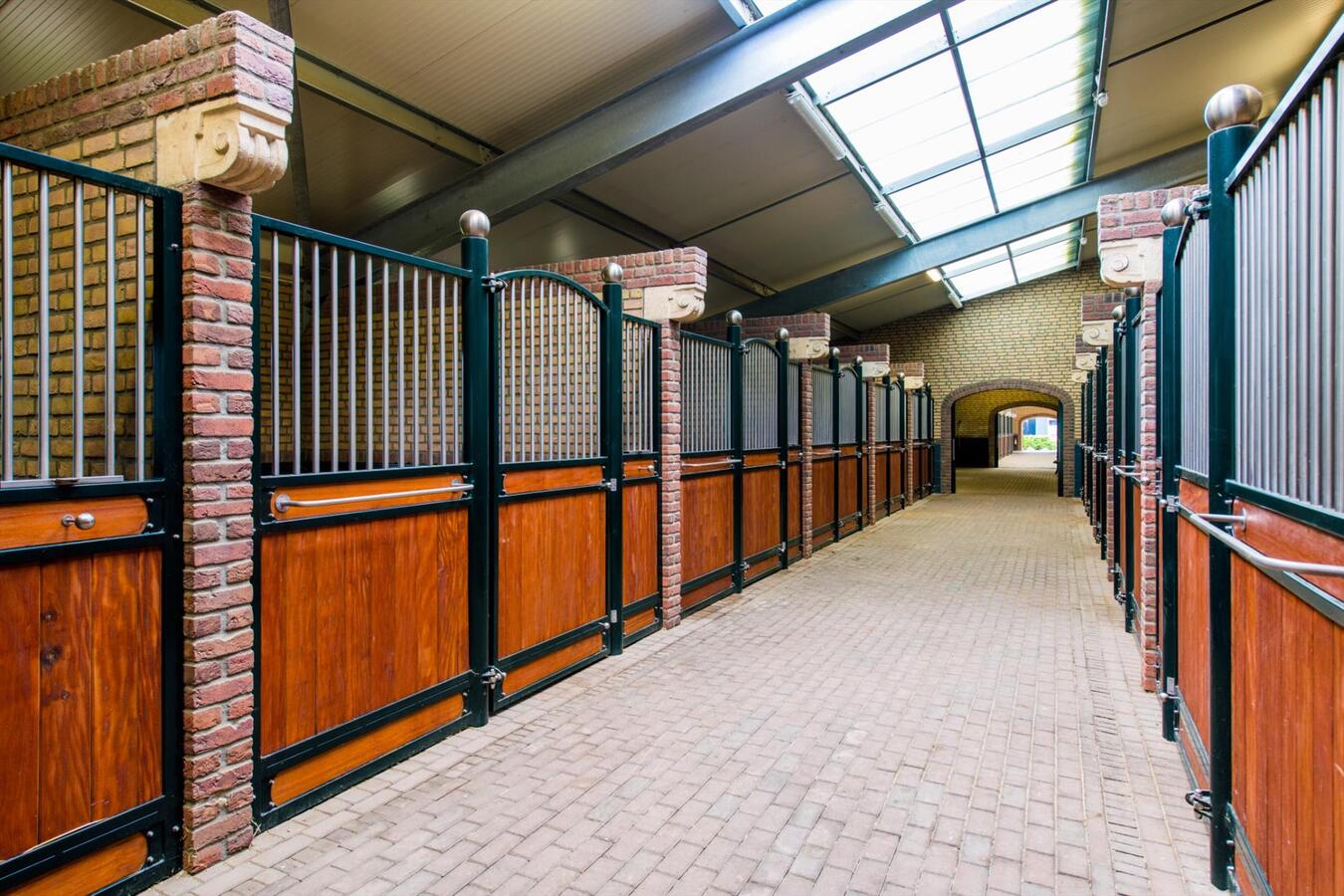 Unieke professionele hippische accommodatie op ca. 9ha te Nuenen (NL) 