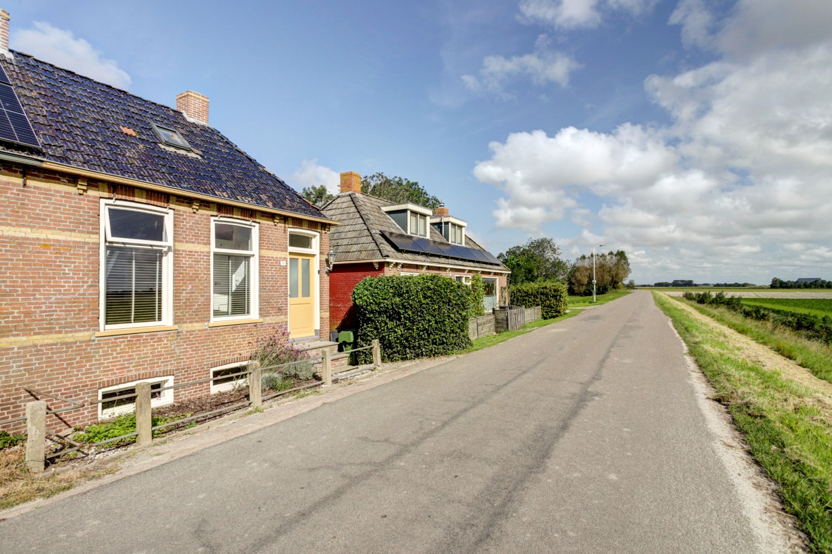 Landelijk wonen in een moderne, instapklare woning met uitzicht op de Friese Waddenzeedijk 