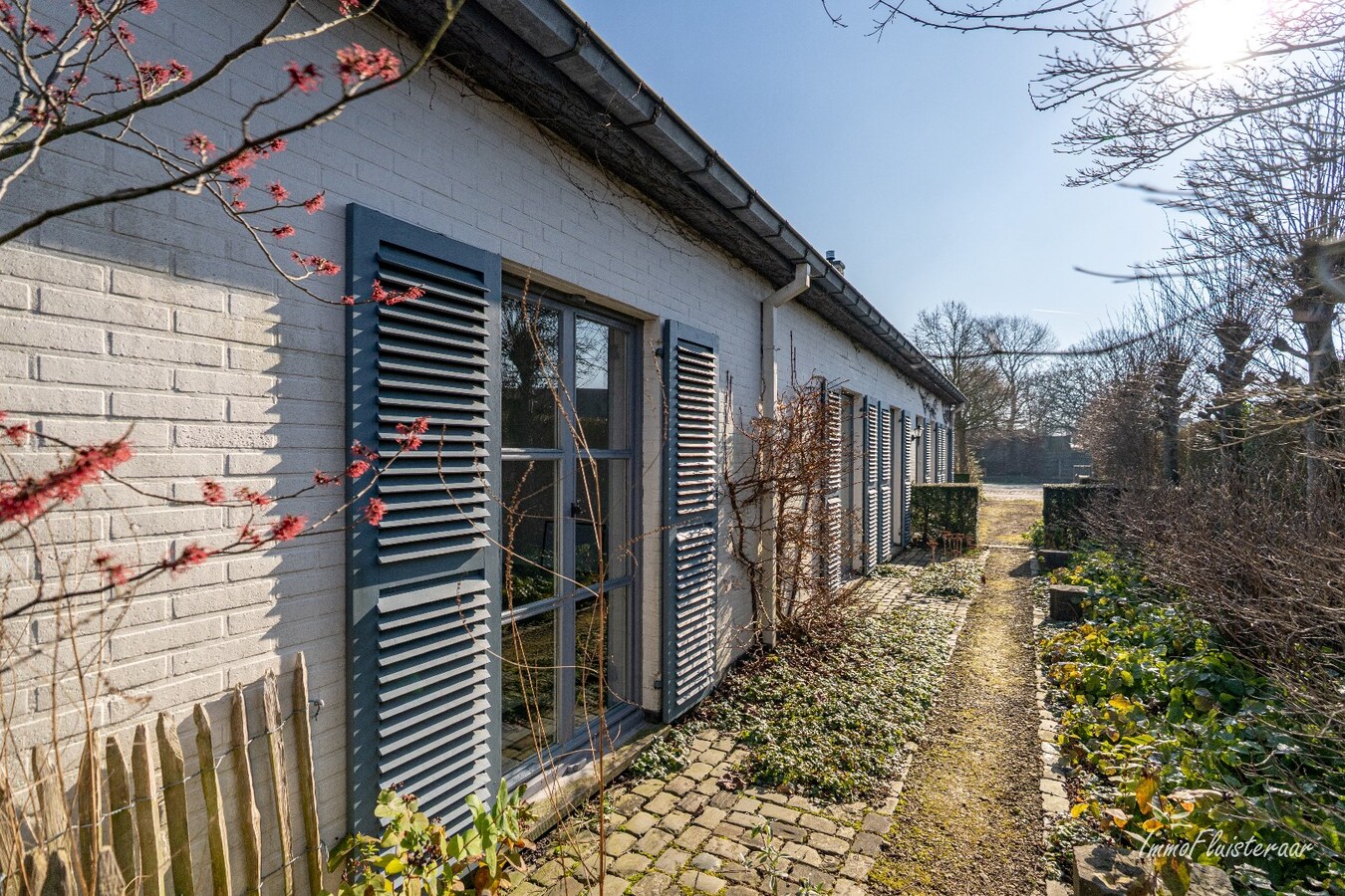 Laagbouwwoning met diverse aanhorigheden op ca. 7500 m&#178; te Ursel 