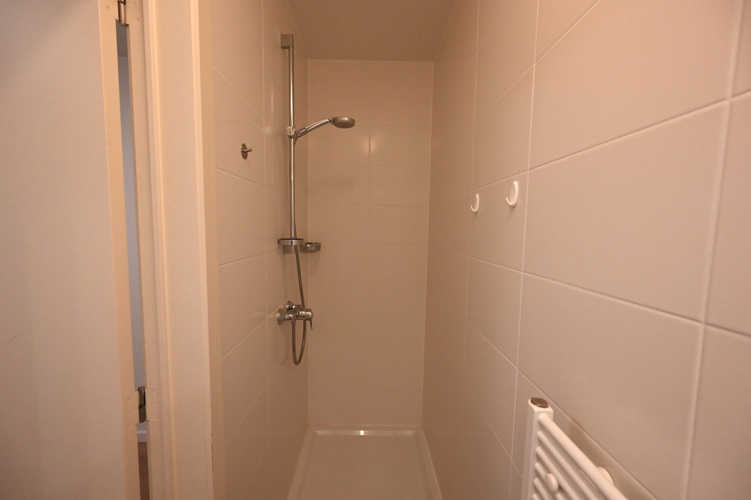 ONGEMEUBELD - Woonappartement in een rustige residentie, op de Lippenslaan (10m fa&#231;ade!). 