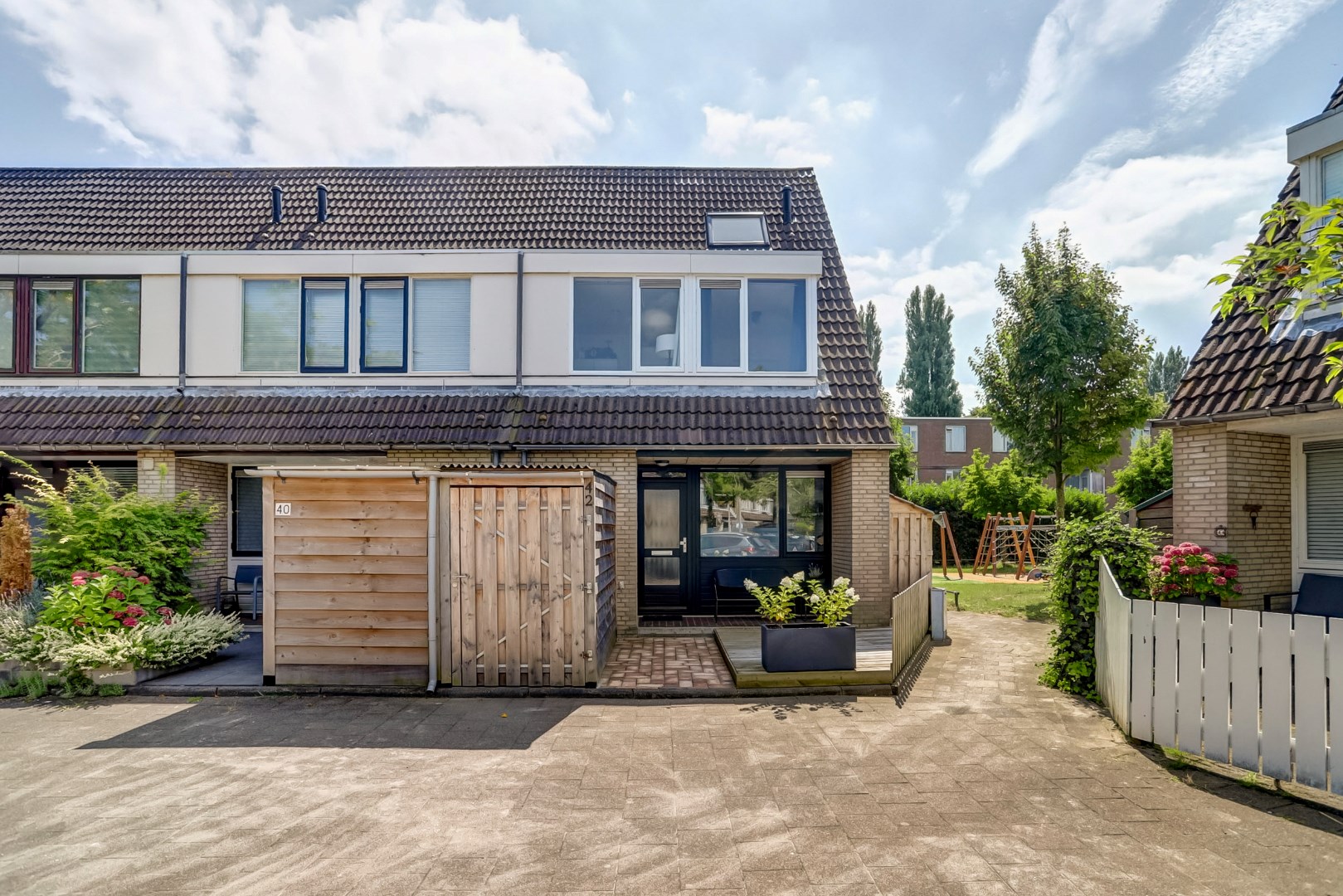 Instapklaar 5-kamer hoekwoning met 4 slaapkamers, moderne keuken en badkamer, ruime onderhoudsvriendelijke tuin en gelegen op EIGEN GROND! 