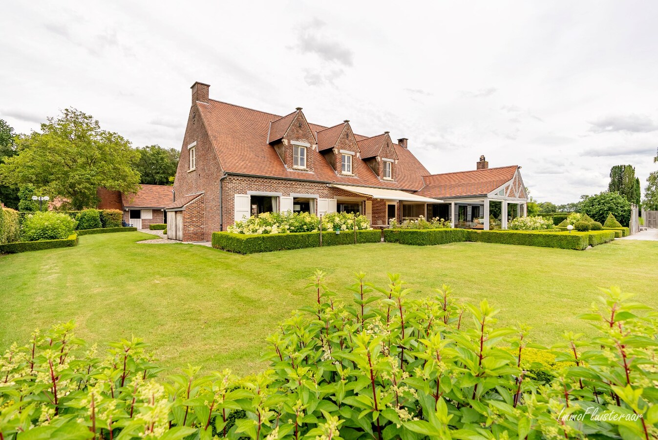 Exclusive country house with stables, swimming pool, and tennis court on an estate of approximately 9 hectares in Retie. 