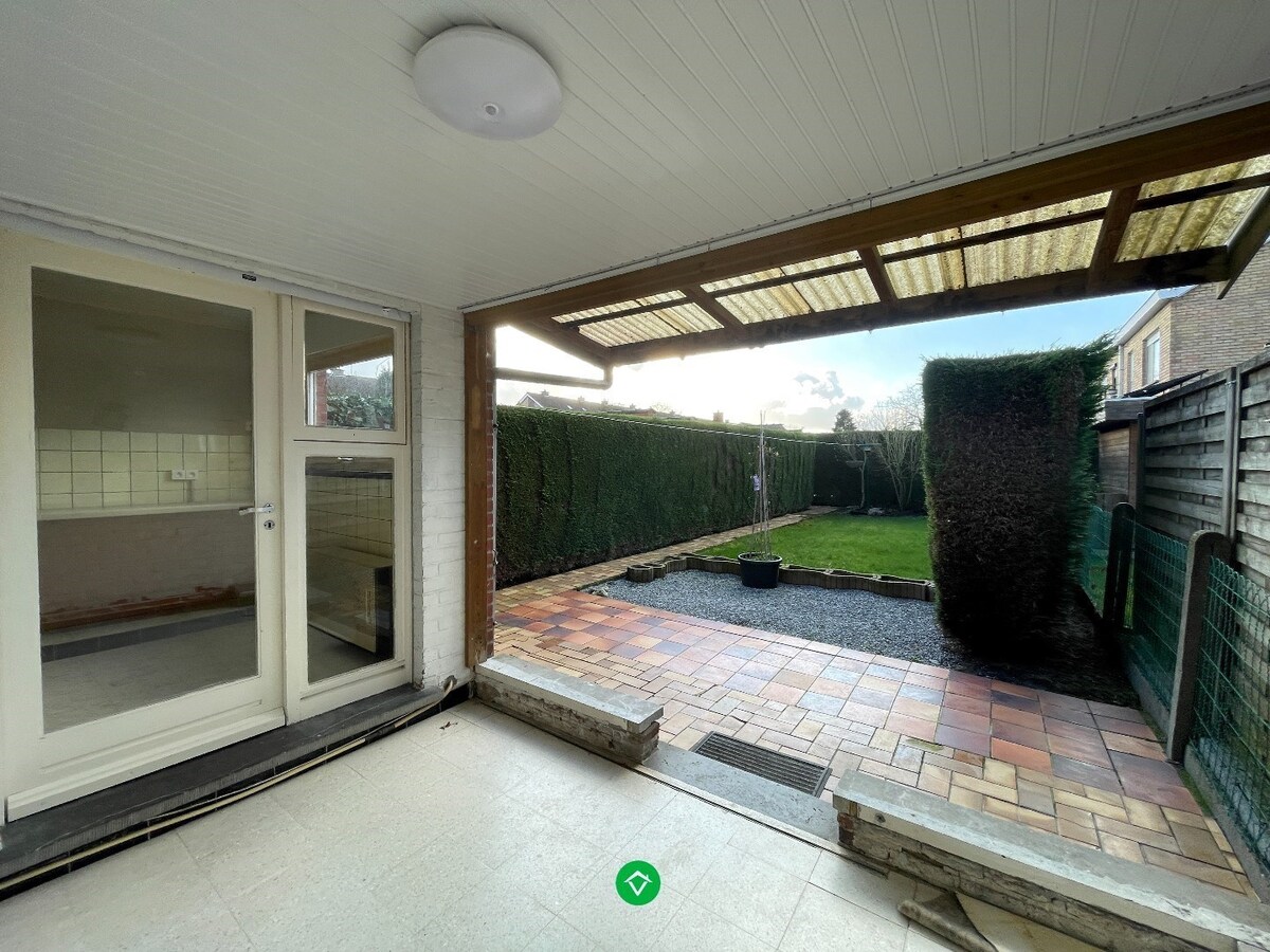 Stevige rijwoning met 3 slaapkamers met tuin en garage te Rumbeke 