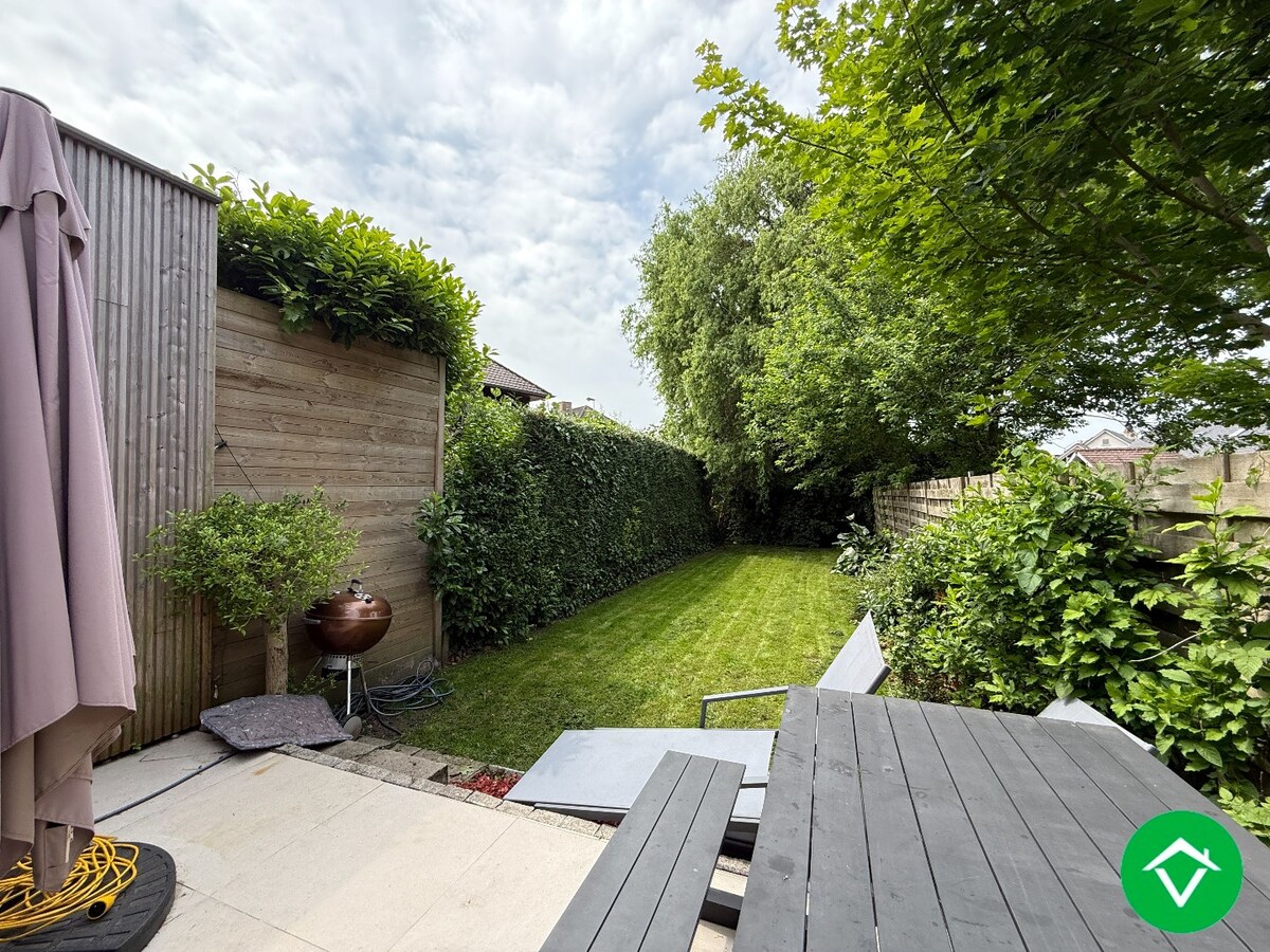 Prachtig gerenoveerde rijwoning nabij het centrum met 3 slaapkamers, tuin en garage te Roeselare 