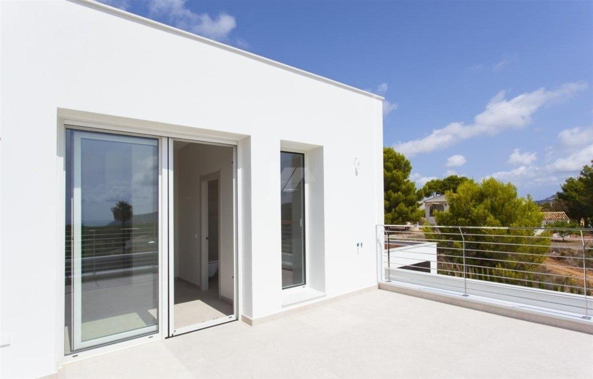Moderne villa met zeezicht te koop in Moraira 