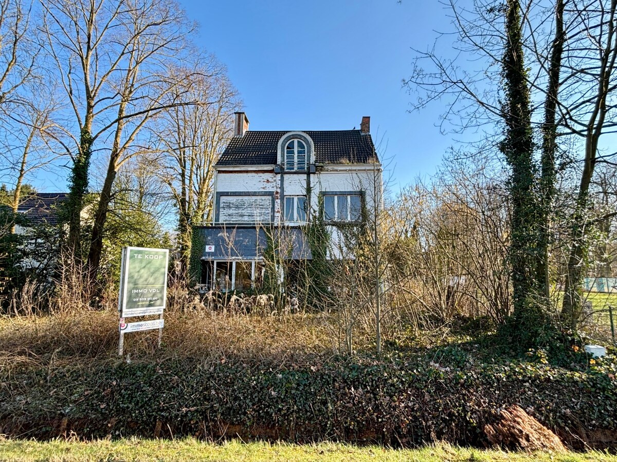 Projectgrond op een perceel van 2.579 m&#178; met 24 meter straatbreedte. 