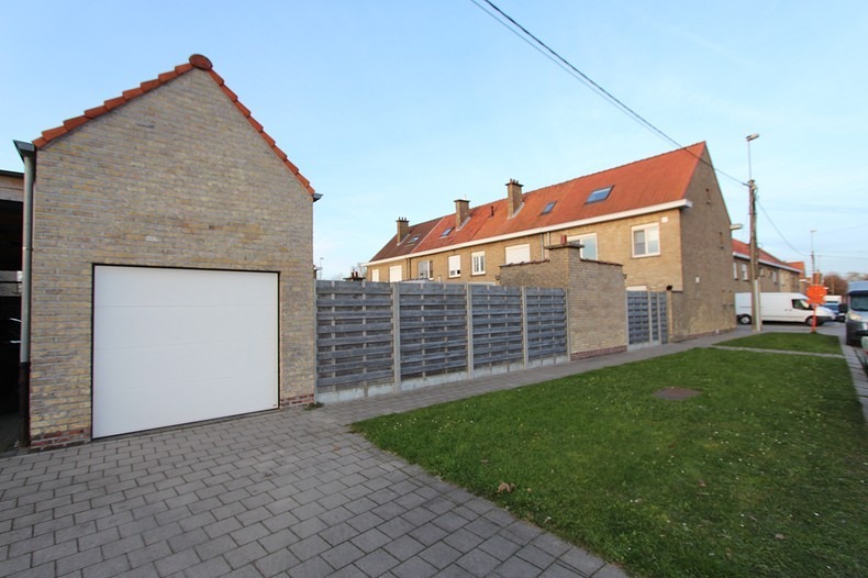 Volledig vernieuwde woning met 3 slaapkamers en garage te Roeselare 