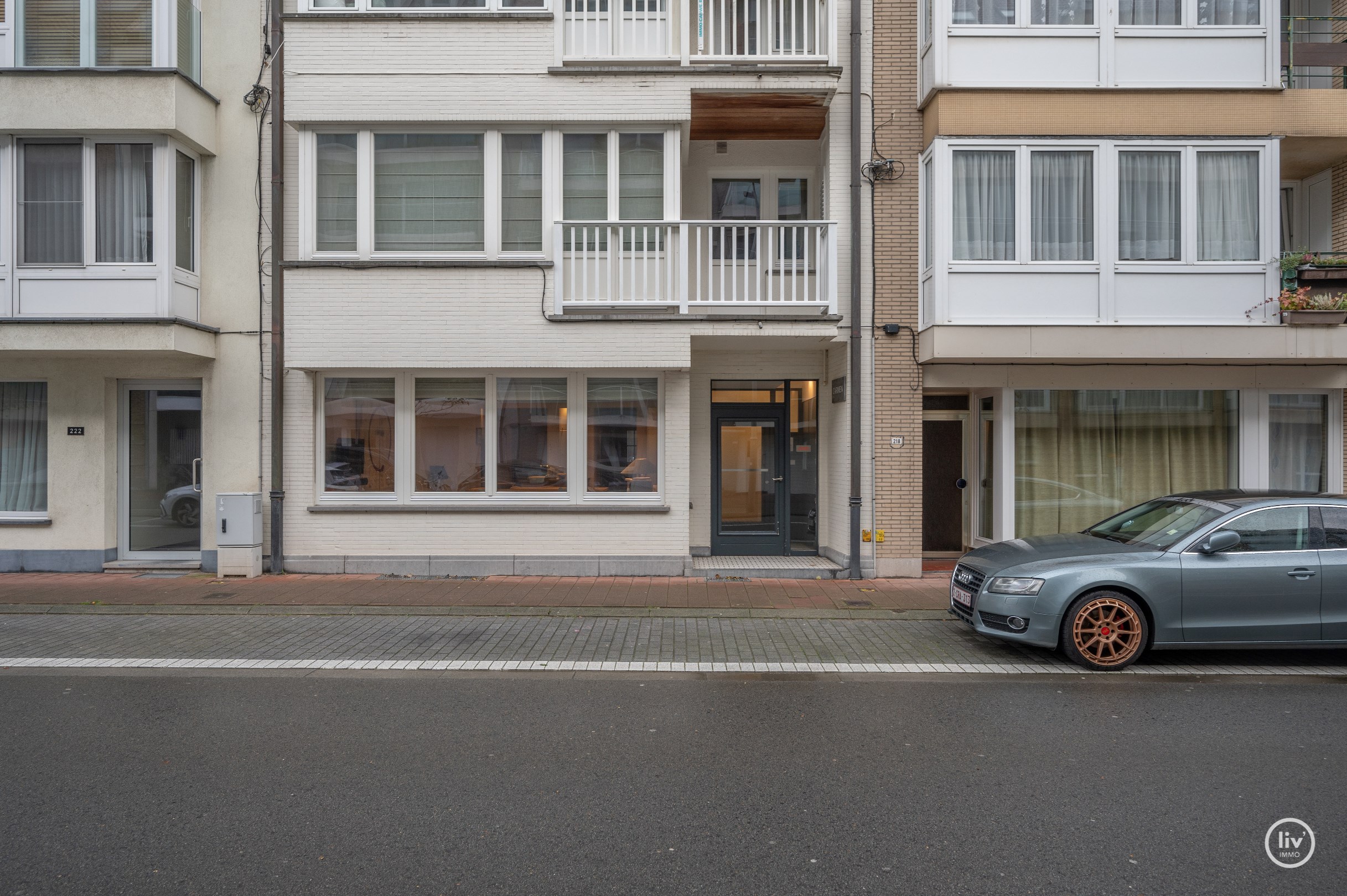 Bel appartement de plain-pied avec 3 chambres compl&#232;tes situ&#233; &#224; quelques minutes de la plage et des rues commer&#231;antes. 