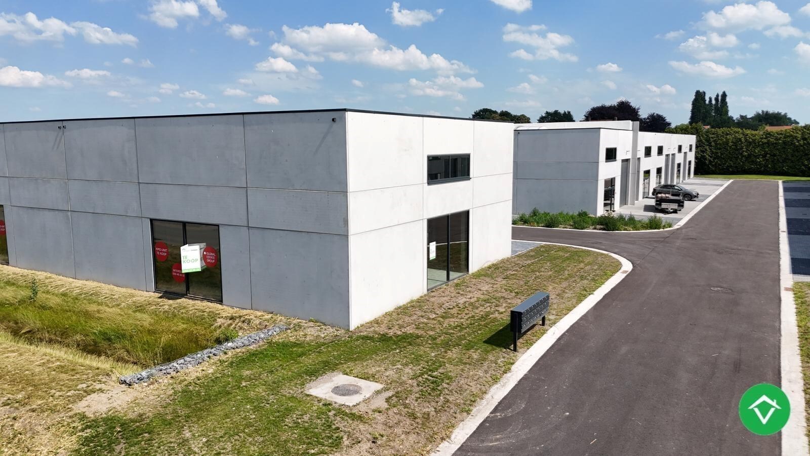 Loods te koop – 246 m&#178; met 2 parkeerplaatsen inbegrepen op de industriezone te Ichtegem 