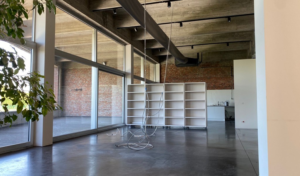 Instapklaar loftkantoor met groot terras te huur in Gentbrugge