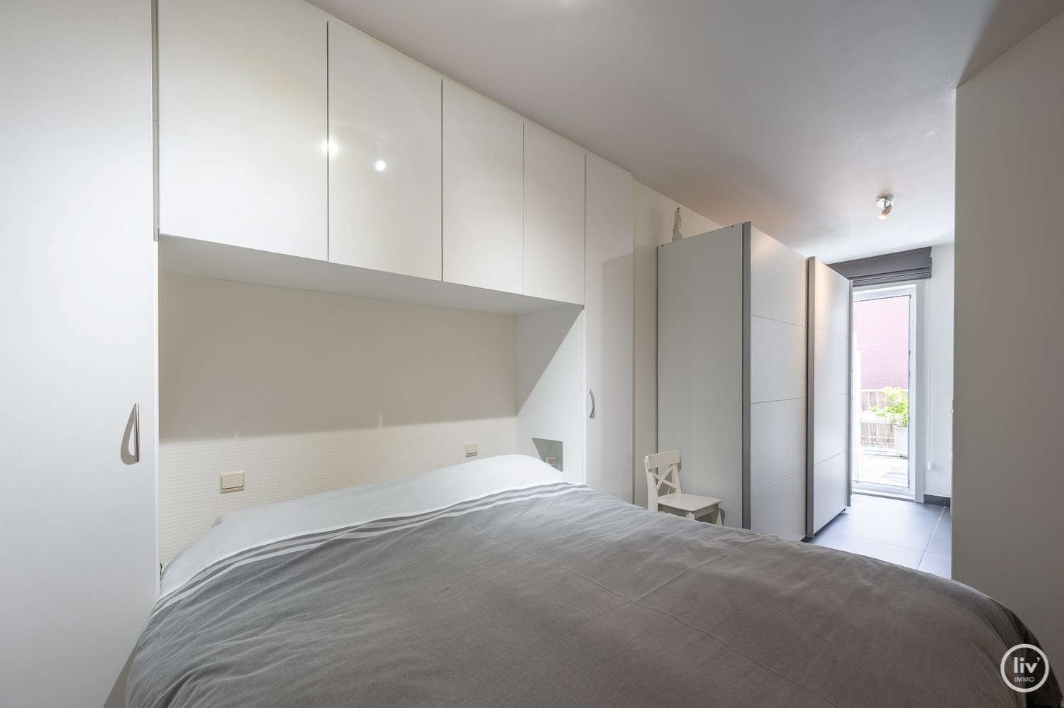 GEMEUBELD: Gezellig 2 slaapkamerappartement met ruim terras langs achter centraal gelegen vlakbij de Lippenslaan te Knokke. 